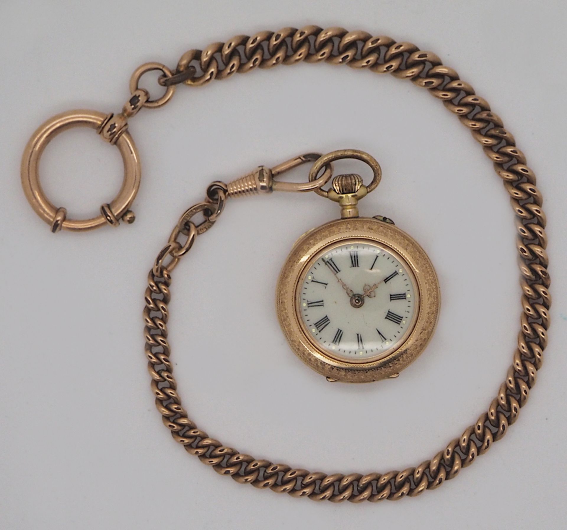 1 Damentaschenuhr GG 14ct., um 1900 besch.; Uhrkette wohl vergoldet