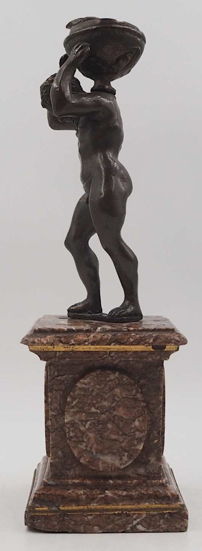 1 Figur Bronze wohl Anfang 20. Jh. "Atlant, ein Öllicht haltend" auf Marmorsockel, Ge - Bild 3 aus 6