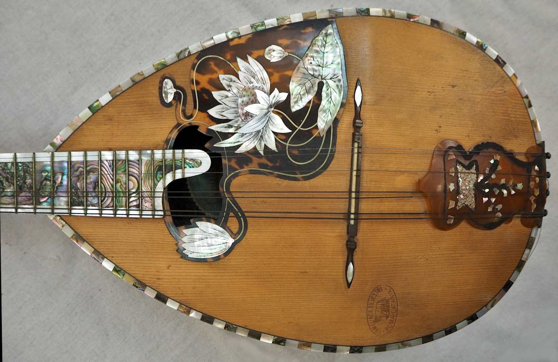 1 Mandoline wohl Italien um 1900 bez. "Ermelinda Silvestri/Roma-Catania" am Hals und K - Bild 2 aus 6