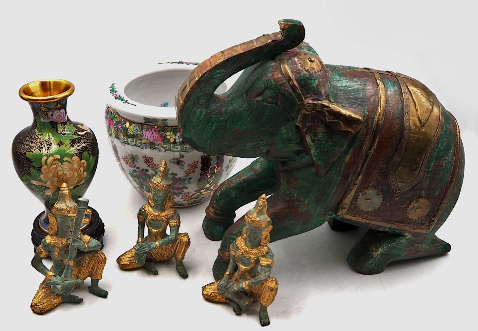 1 Konv. Asiatika 20. Jh.: Porzellan Japan u.a. mit versch. Dekoren sowie Metallobjekte