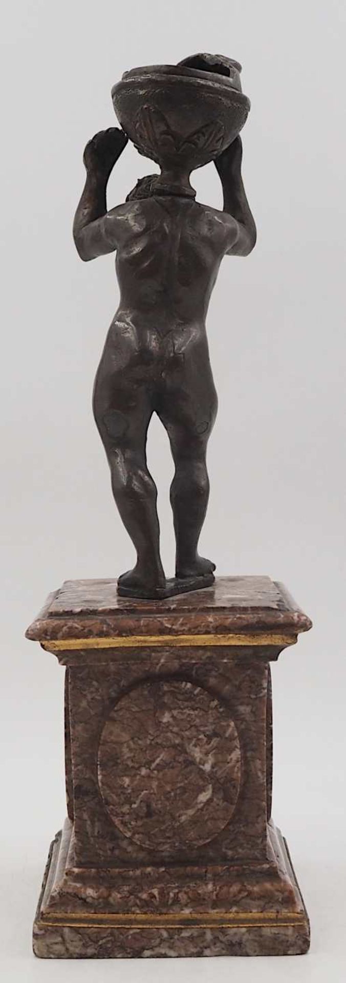 1 Figur Bronze wohl Anfang 20. Jh. "Atlant, ein Öllicht haltend" auf Marmorsockel, Ge - Bild 4 aus 6