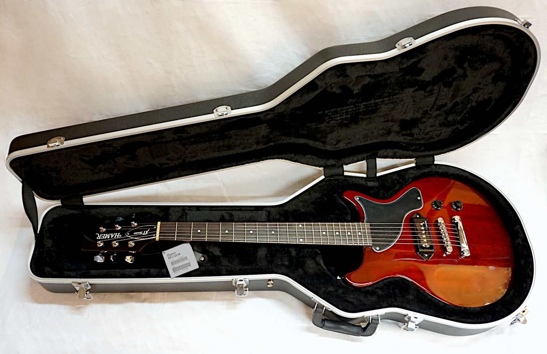 1 E-Gitarre HAMER "XT-Series", Indonesien Seriennummer: "P11060059", dunkelrot/schwarz