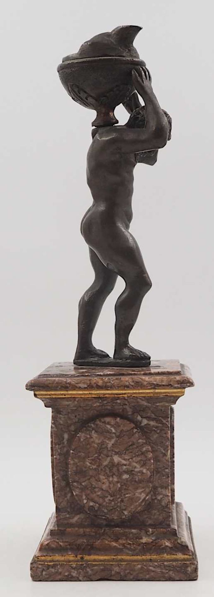 1 Figur Bronze wohl Anfang 20. Jh. "Atlant, ein Öllicht haltend" auf Marmorsockel, Ge - Bild 5 aus 6