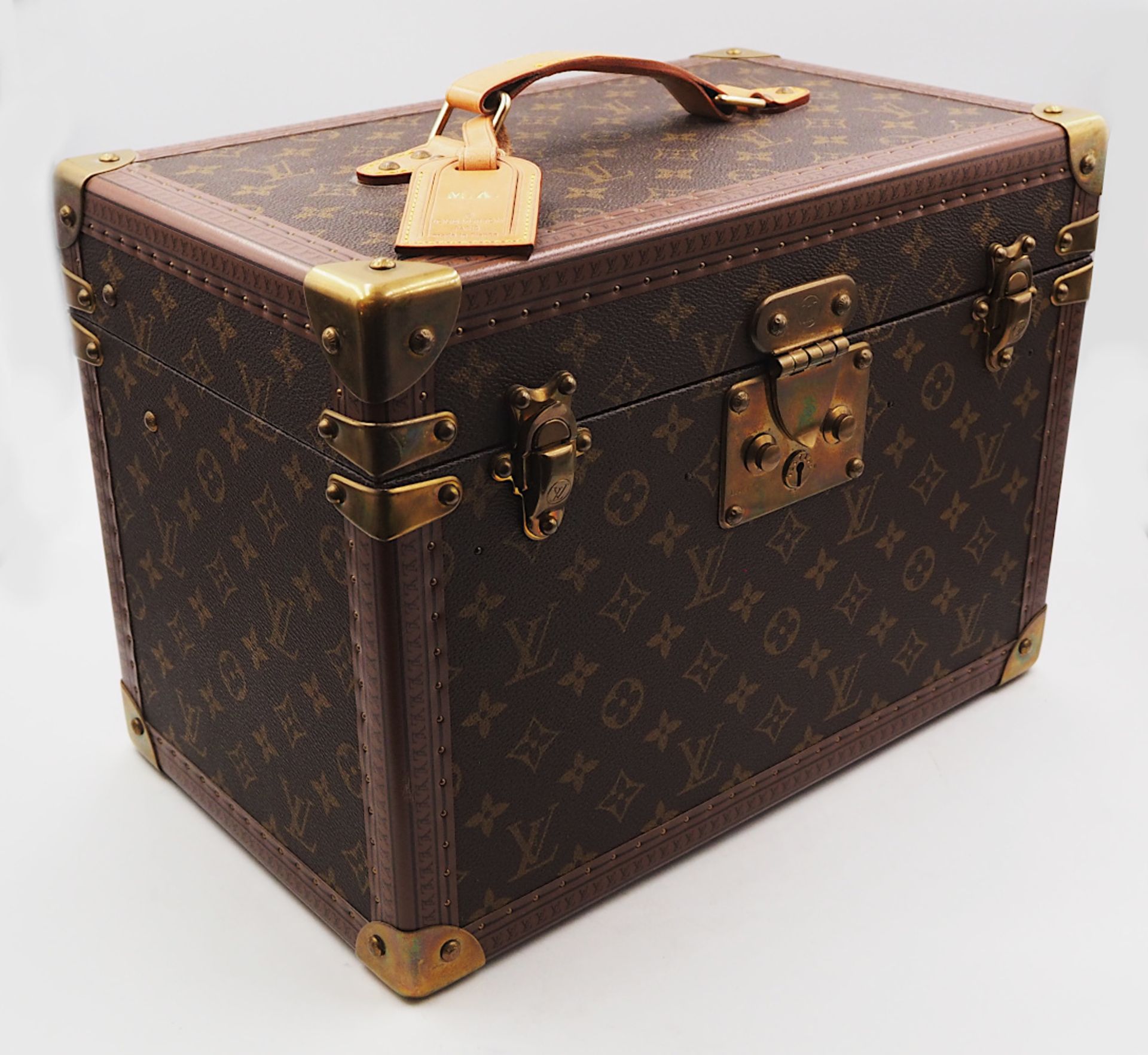 1 Beautycase LOUIS VUITTON num. 1059718, mit innenliegender Spiegelschatulle, Einlegeb