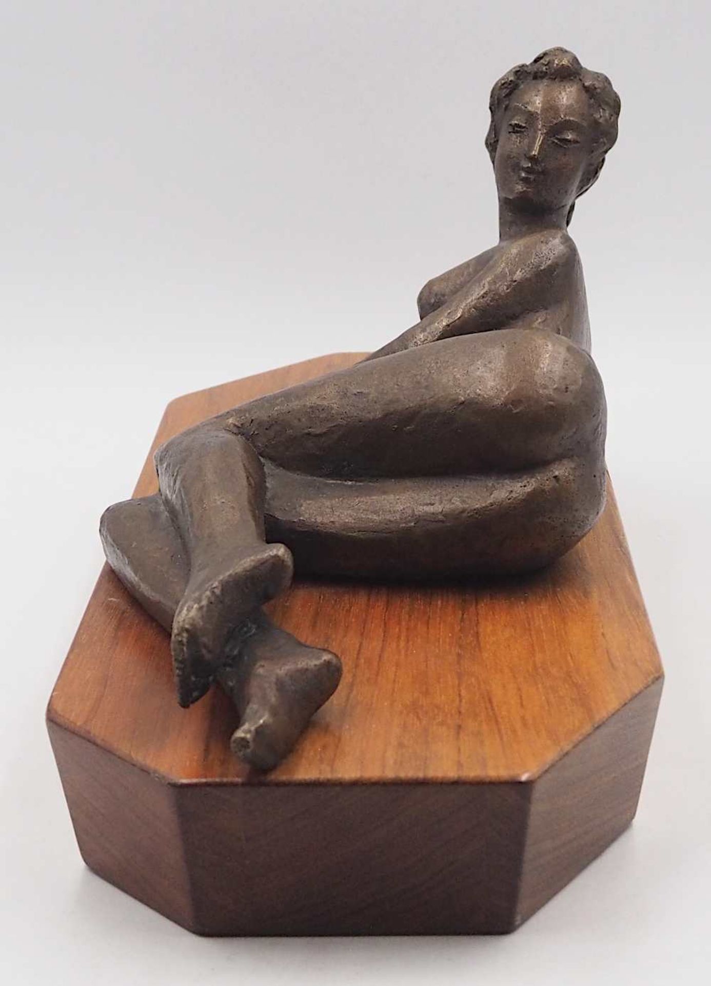 1 Bronzefigur "Liegender Damenakt" 20. Jh. rückseitig monogrammiert GK Gießereistemp - Bild 2 aus 6