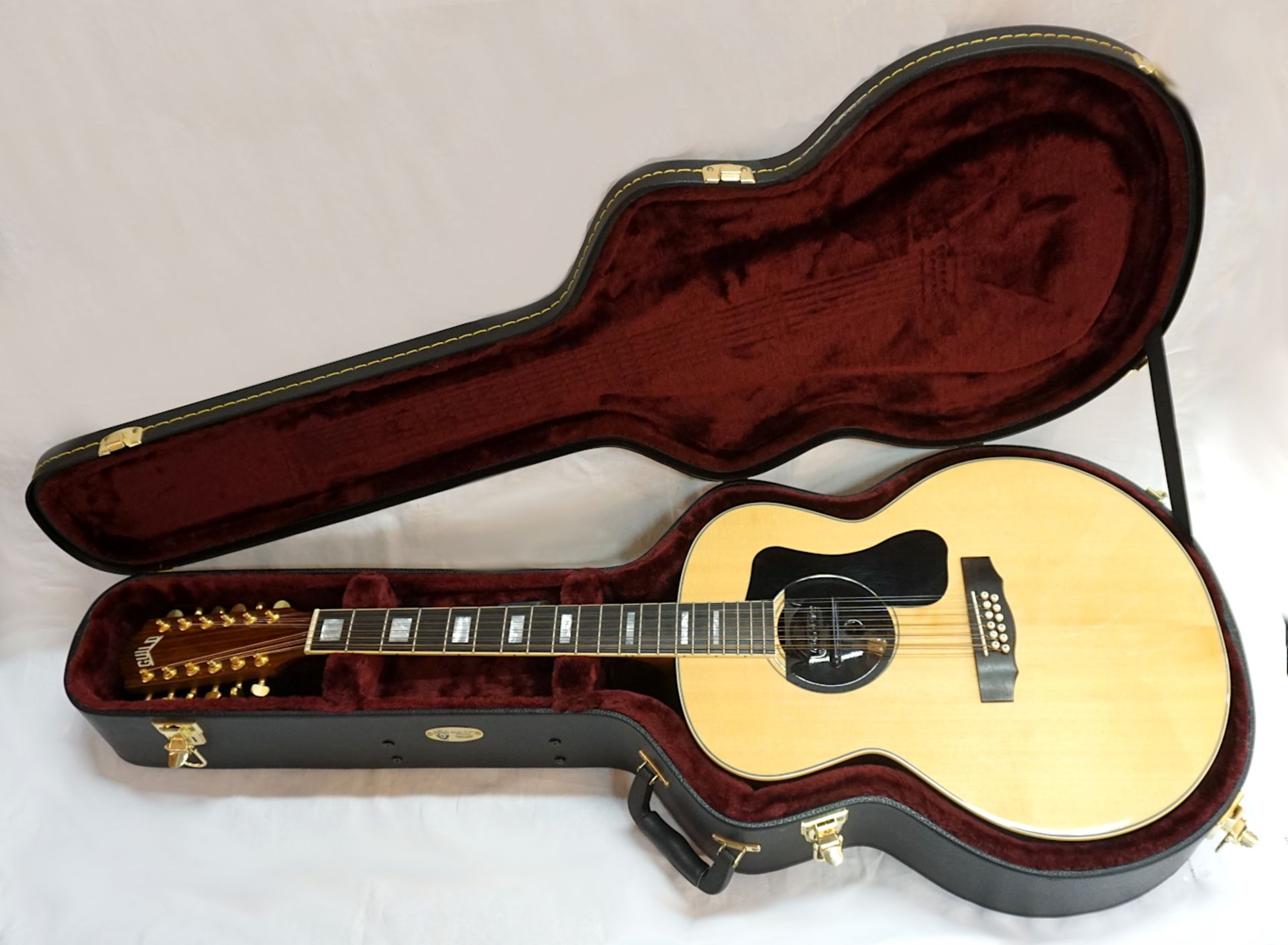 1 Akustik-Gitarre GUILD "F-1512NAT", China Seriennummer: GAD-54054, schwarz/braun, mit