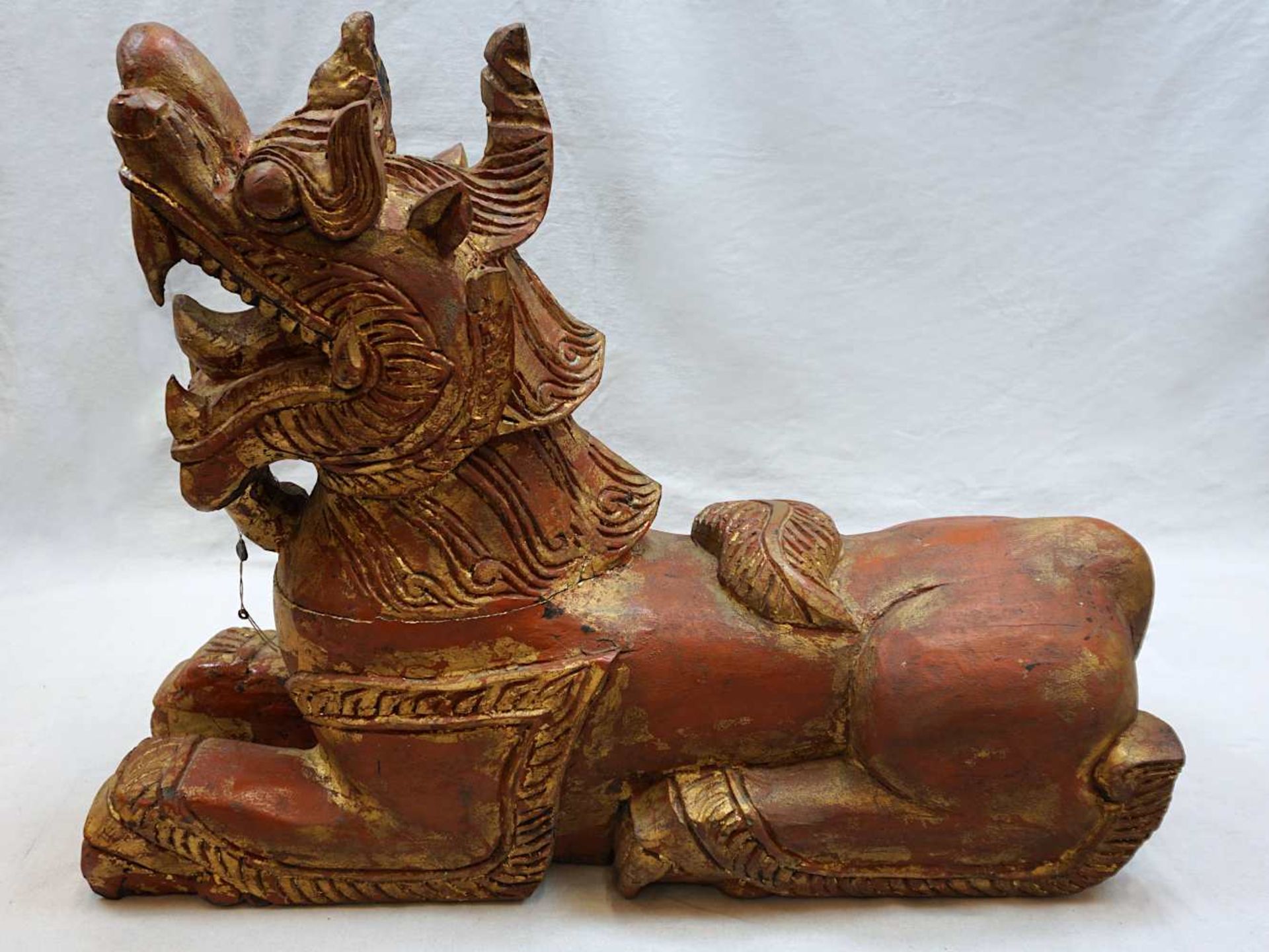 1 Holzfigur 20. Jh. "Asiatischer Tempeldrache" rot/gold bemalt, ca. 55x69x21cm, besch.