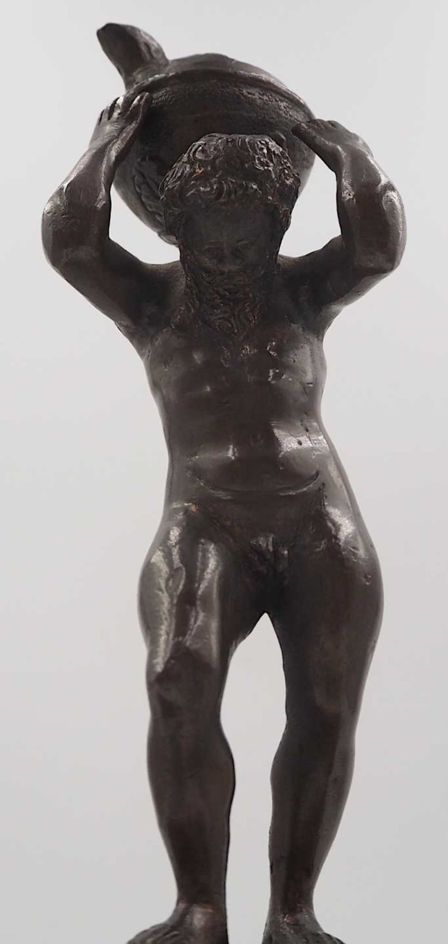 1 Figur Bronze wohl Anfang 20. Jh. "Atlant, ein Öllicht haltend" auf Marmorsockel, Ge - Bild 2 aus 6