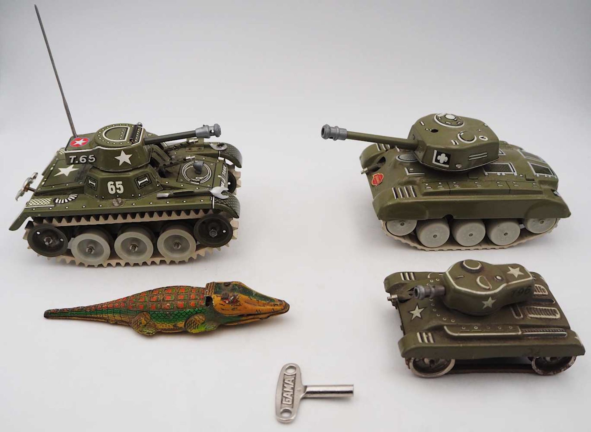 1 Konv. Blechspielzeug z.T. 1950er Jahre GAMA: Panzer "Modell T.65", "T.96", "Medium Tank M.98"<