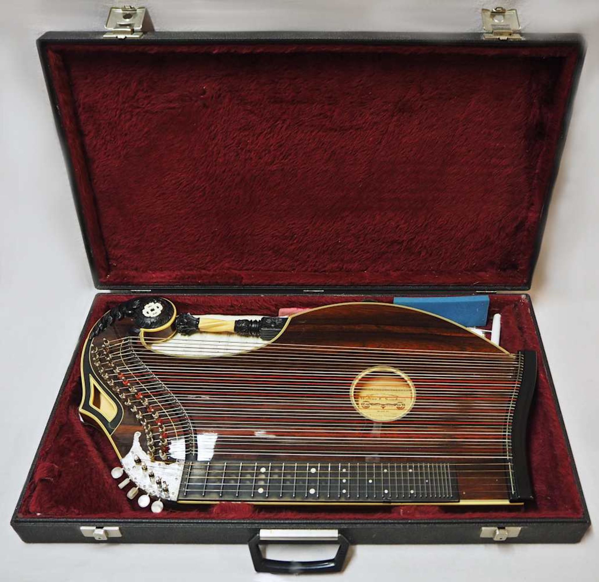 1 bayerische Harfen-Zither auf Klebezettel bezeichnet "Walter E. SANDNER" 40-saitig, w