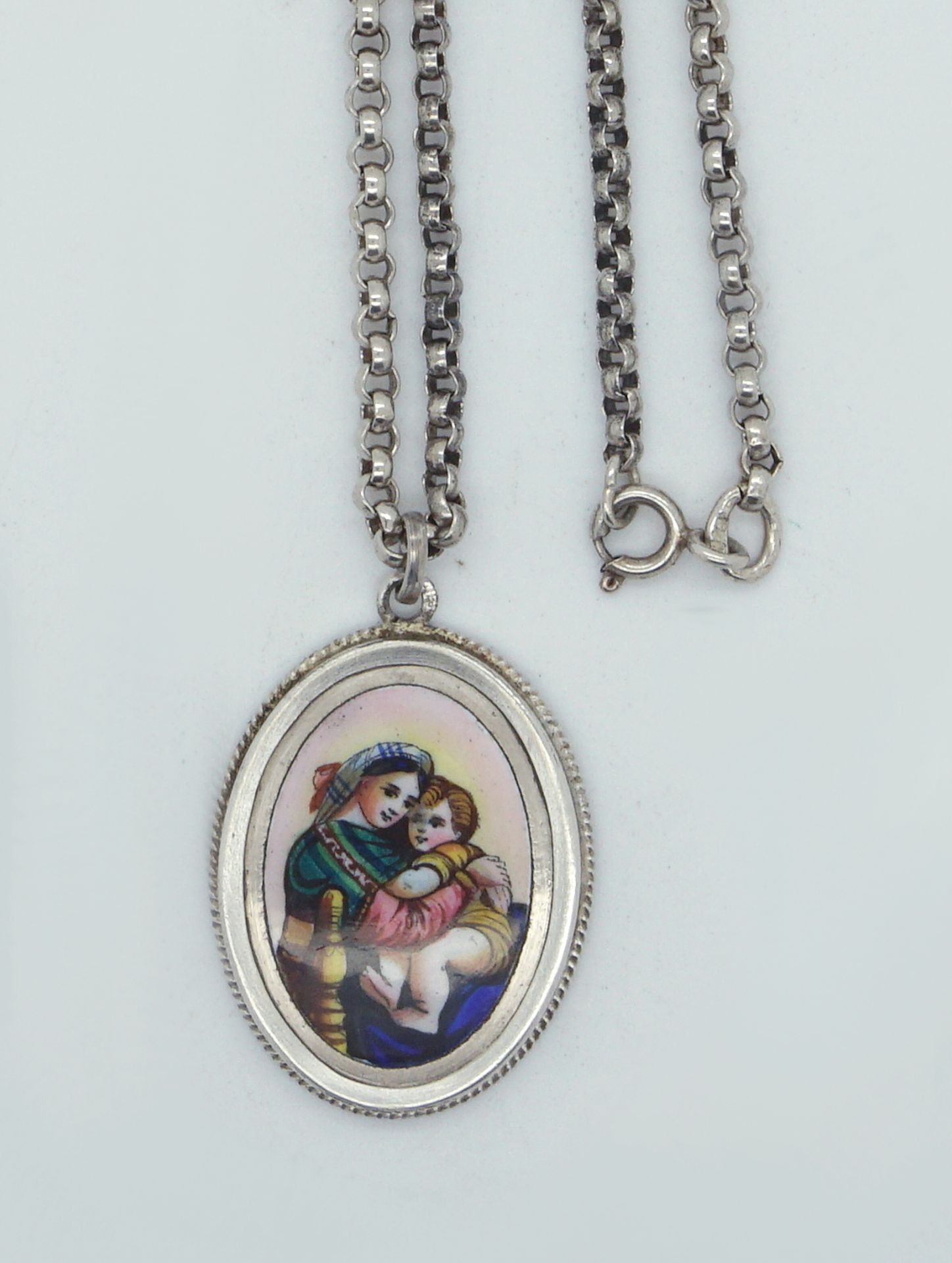 1 Kette 1 Anhänger Silber, Motiv "Madonna della sedia von Raphael" wohl Porzellan, be