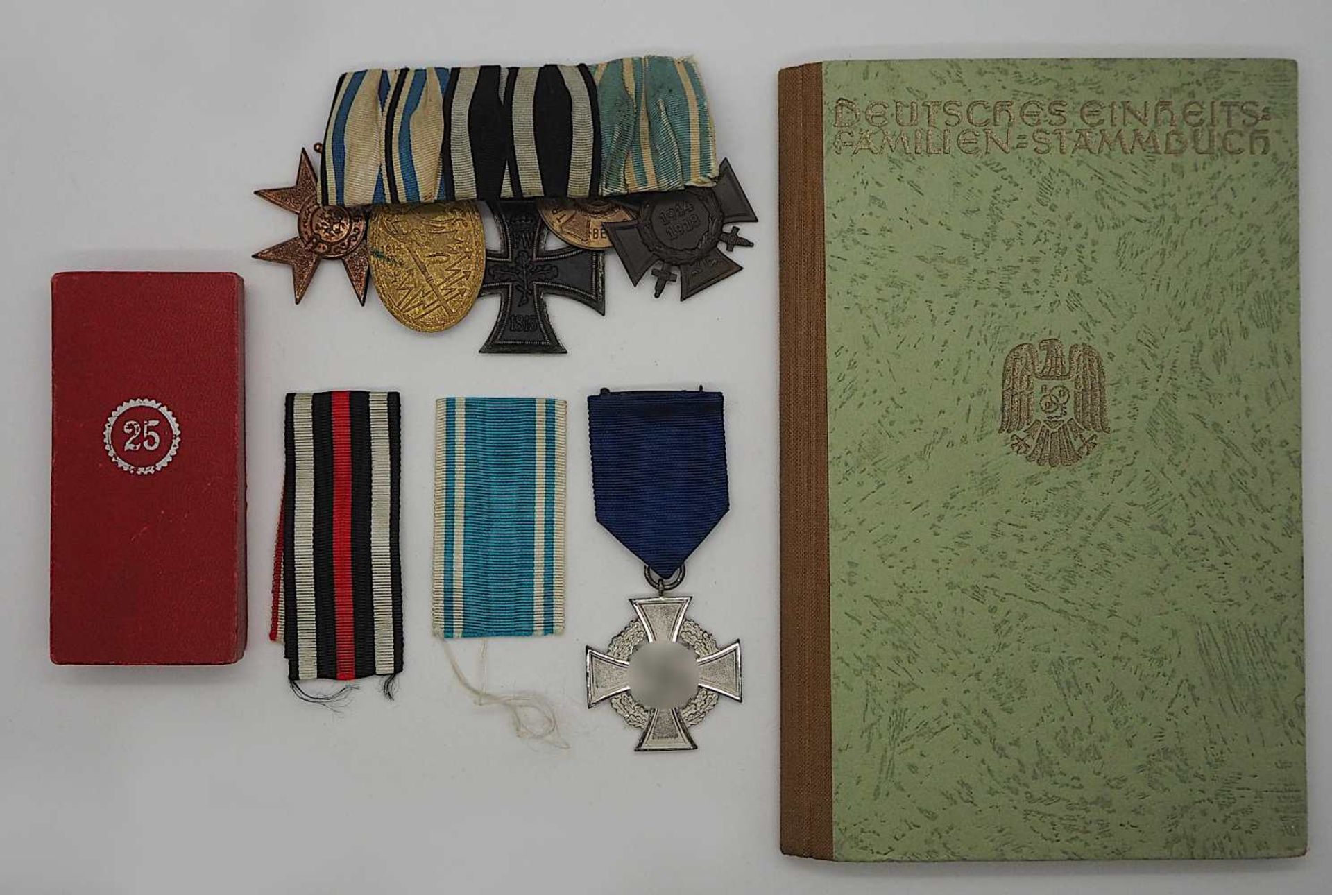 1 Ordensspange mit versch. Abzeichen wohl 1. WK "Ehrenkreuz des Weltkrieges 1914/1918"