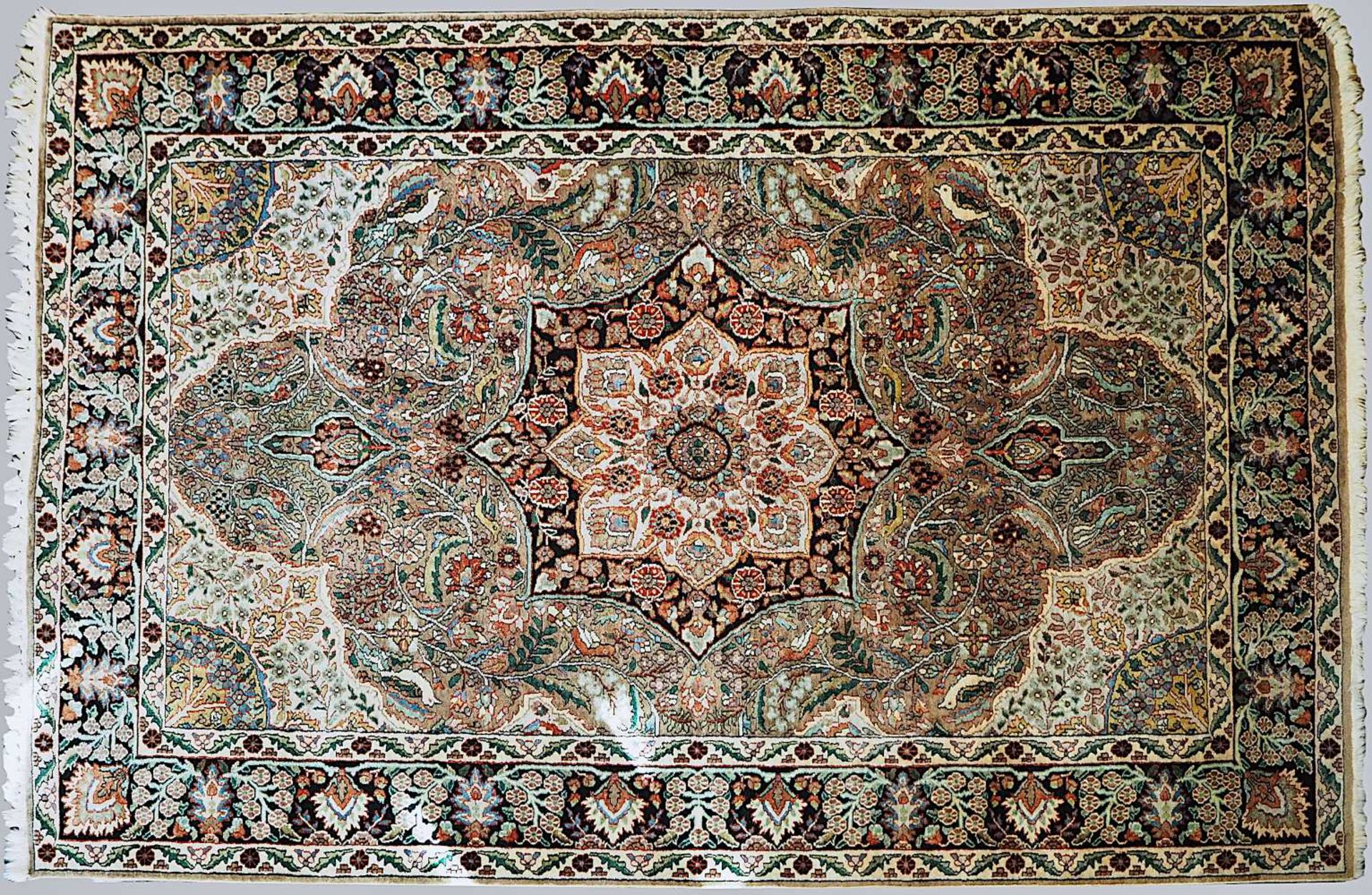 1 Orientbrücke Seide beigegrundig floraler/Vogeldekor, Mittelmedaillon, ca. 194x123cm