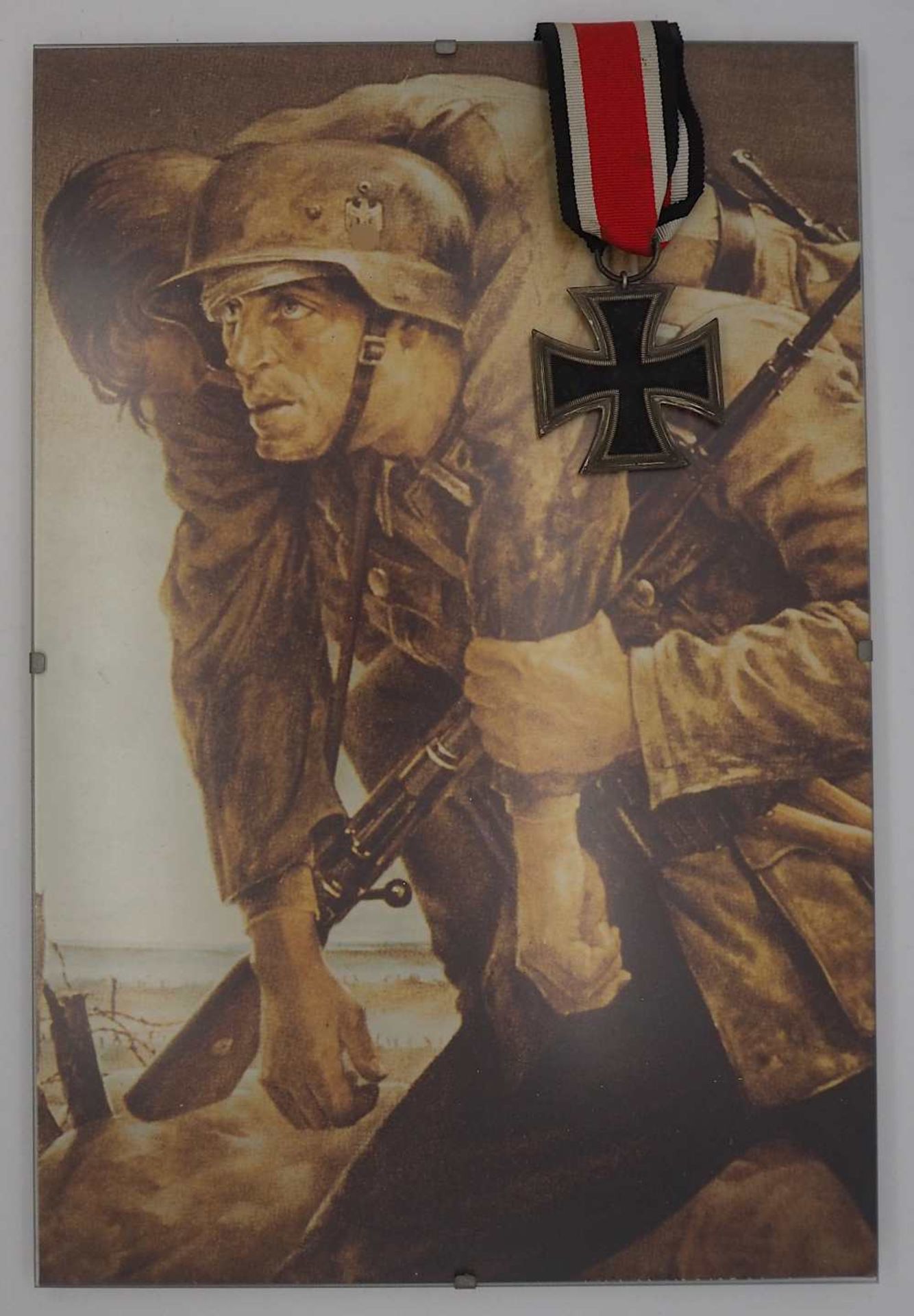 1 Orden 2. WK "Eisernes Kreuz am Band" sowie 1 Reprint "Deutscher Held" ca. 30x20cm, R