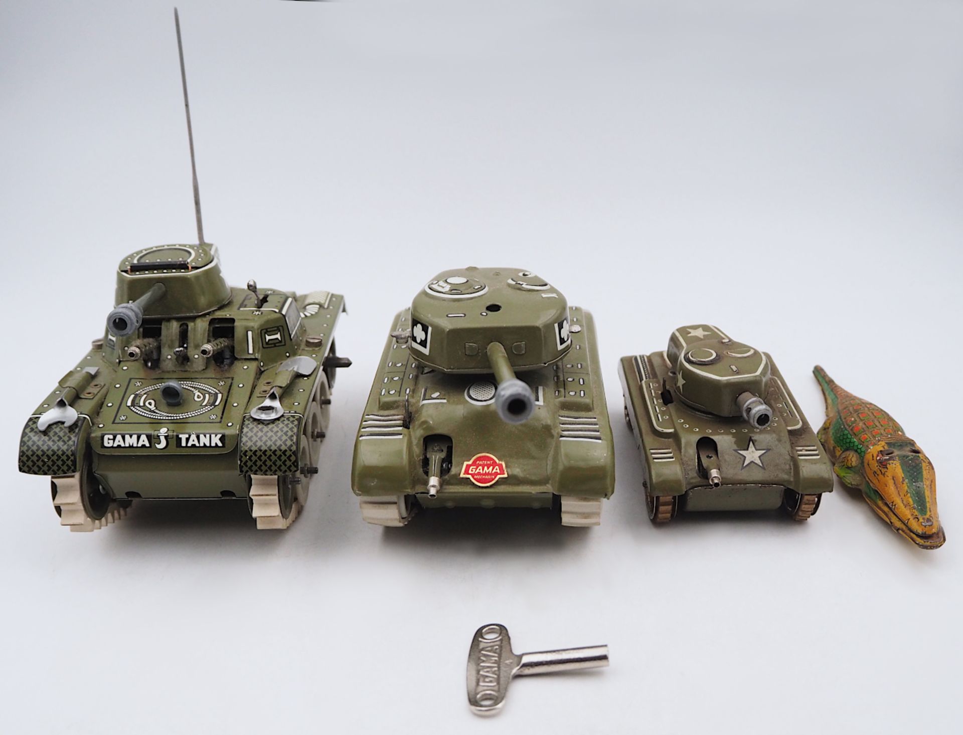 1 Konv. Blechspielzeug z.T. 1950er Jahre GAMA: Panzer "Modell T.65", "T.96", "Medium Tank M.98"< - Bild 2 aus 2
