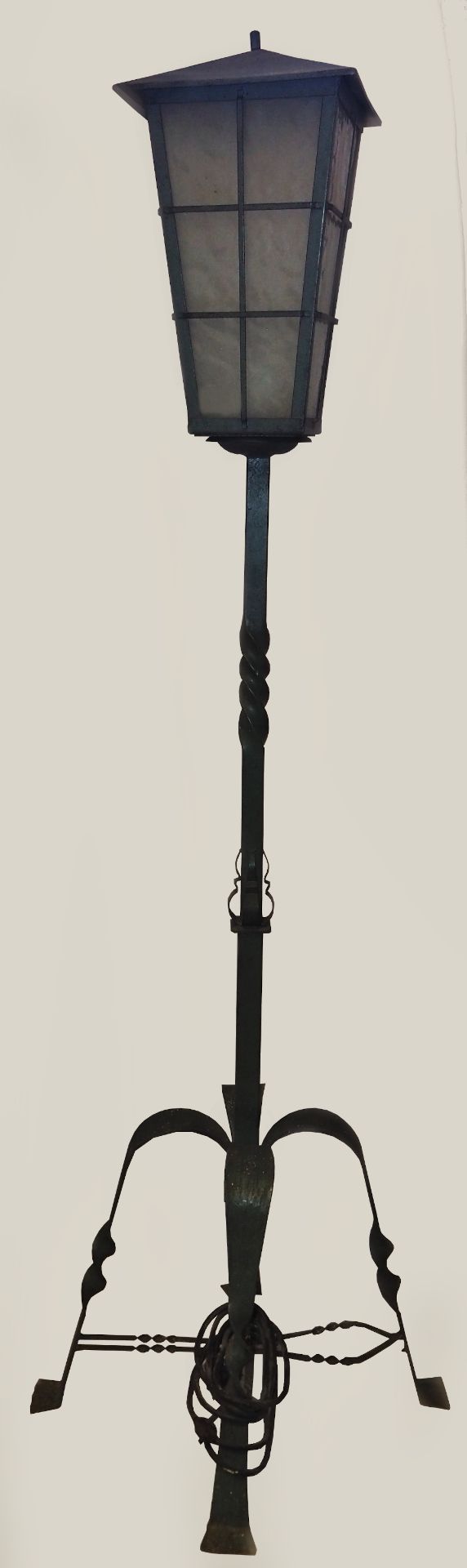 1 Stehlampe 20. Jh. Eisen Gestell mit 4 Füßen querverstrebt, 1-flammig, ca. H 190cm,