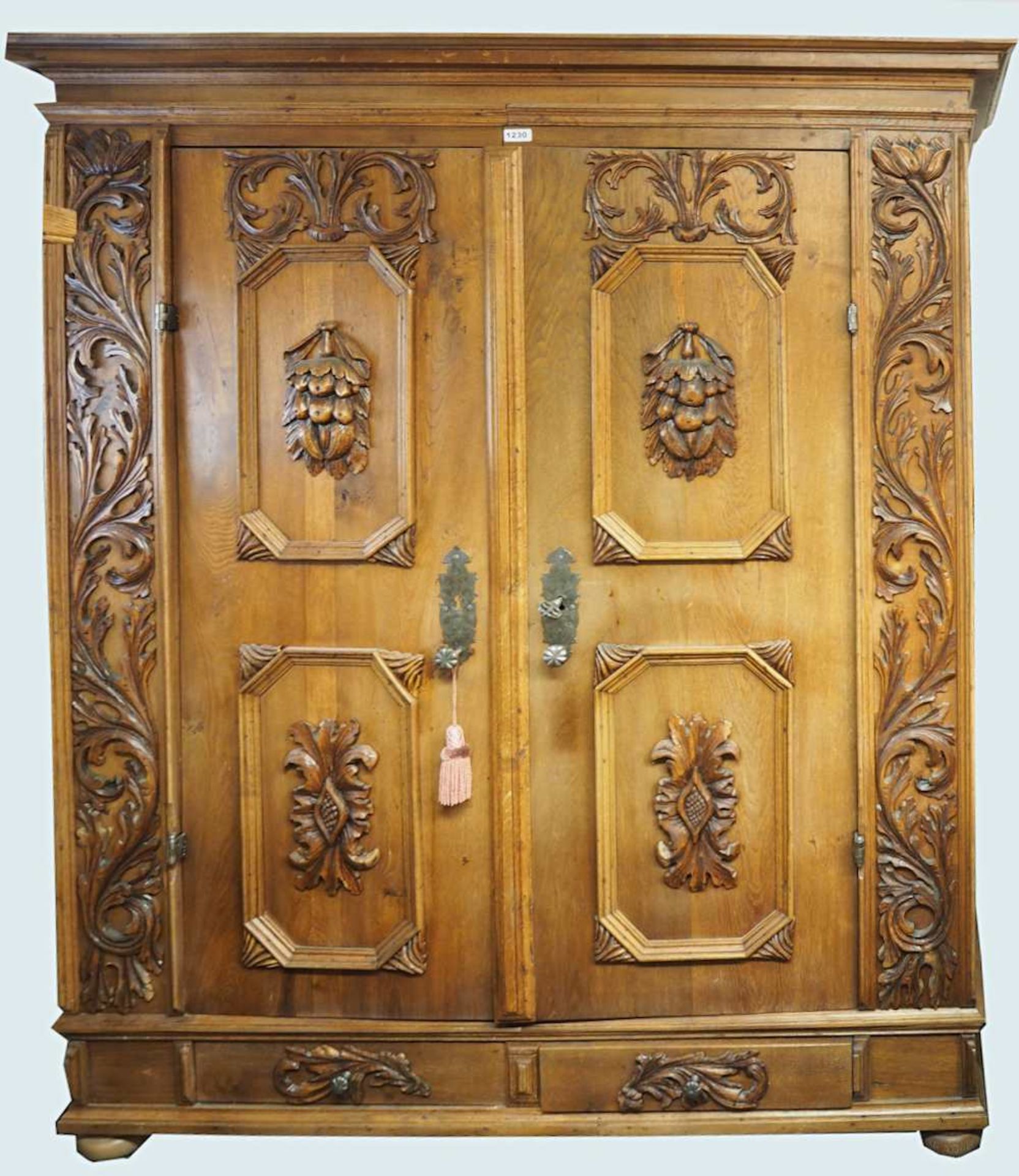 1 Schrank wohl 18. Jh. Holz Eiche reich beschnitzt mit applizierten Blumenranken und F