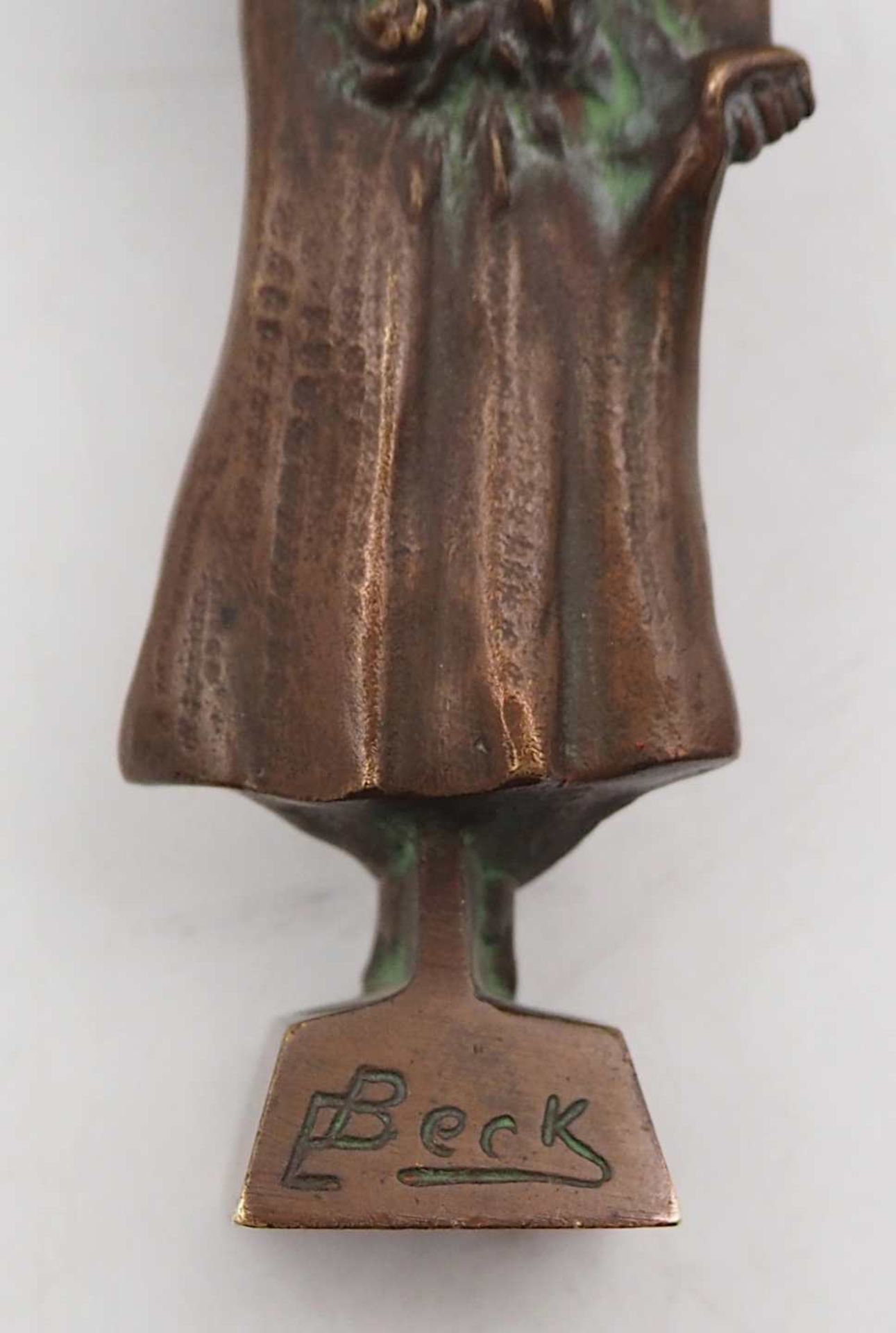 1 Statuette "Mädchen mit Blumenbouquet/Bonjour" rückseitig zugeschrieben E. BECK (wo - Image 4 of 4