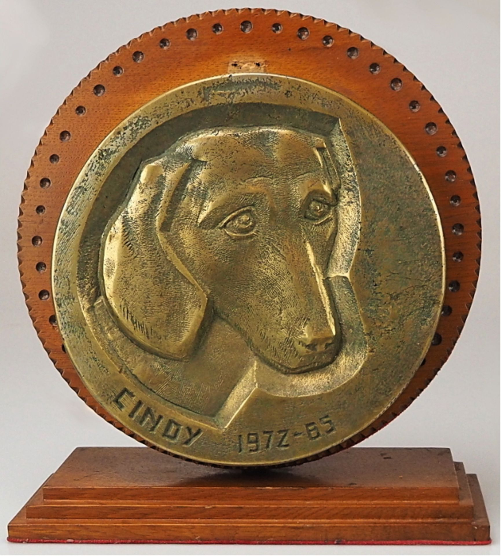 1 Memorabilia/Bronzeplatte "Cindy 1972-85" am Rand bezeichnet JECZA (wohl Peter J. 193