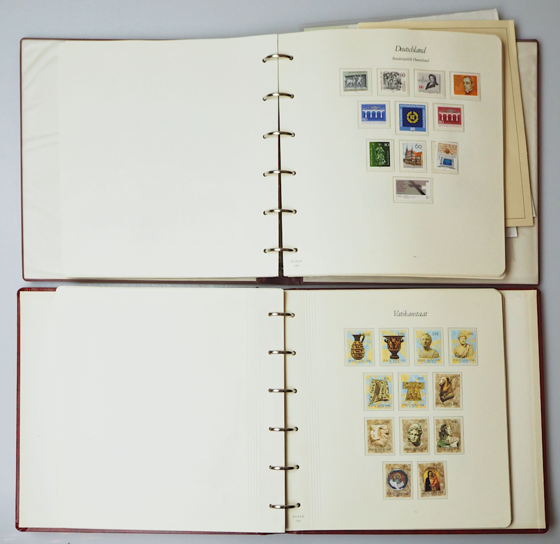 2 Briefmarkenalben mit Inhalt 2. Hälfte, 20. Jh. BRD, Vatikanstadt sowie lose in Tüt - Bild 2 aus 2