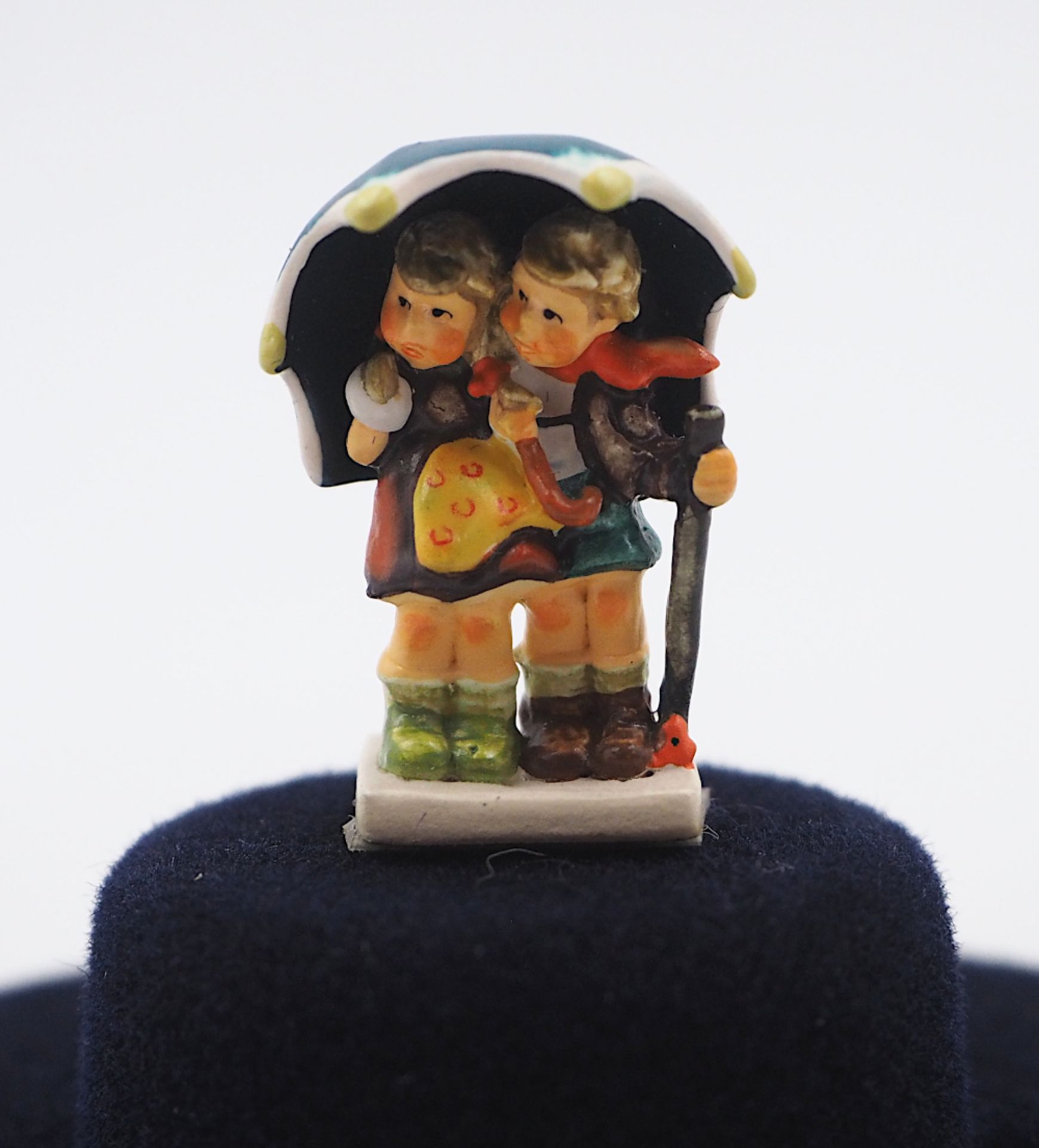 1 Miniatur-Hummelfigur bez. GOEBEL USA 1983, 2. Auflage, Modellnummer 251-P, "Junge und Mädchen - Bild 2 aus 2