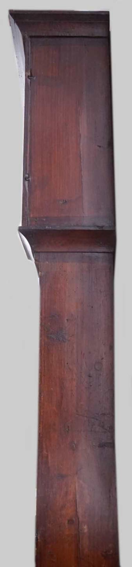 1 Standuhr 18. Jh., Weichholz geschnitzt, bemalt Emaillezifferblatt mit römischen Zif - Image 5 of 7