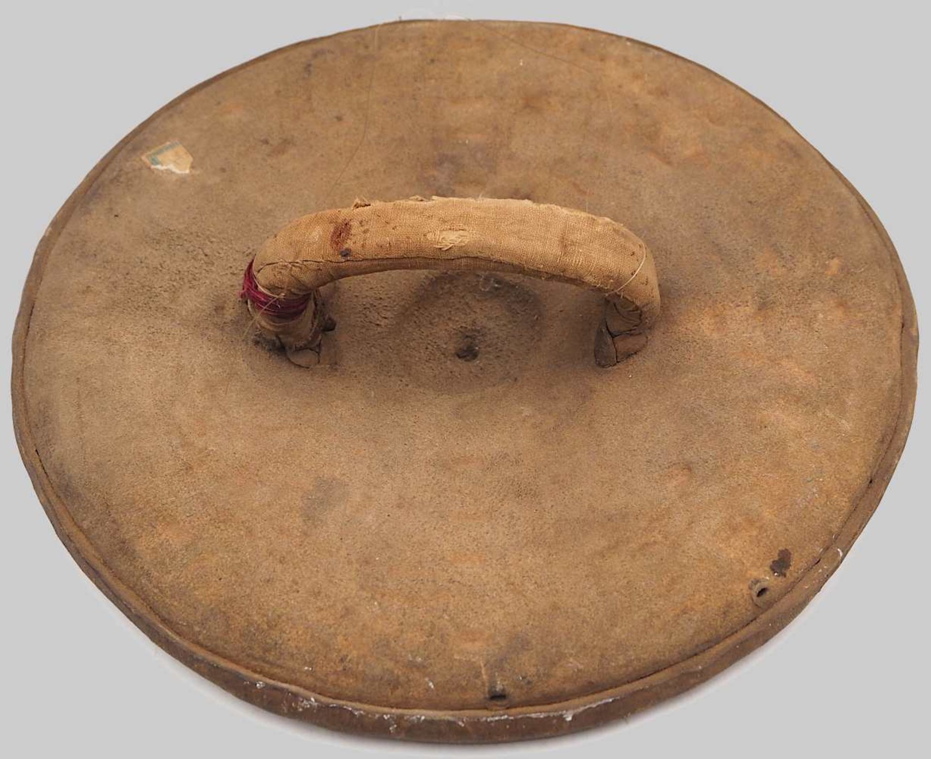 1 Schild aus massiv gefertigtem Leder mit geprägtem Rillendekor, wohl Äthiopien, 19. Jh. < - Bild 2 aus 2