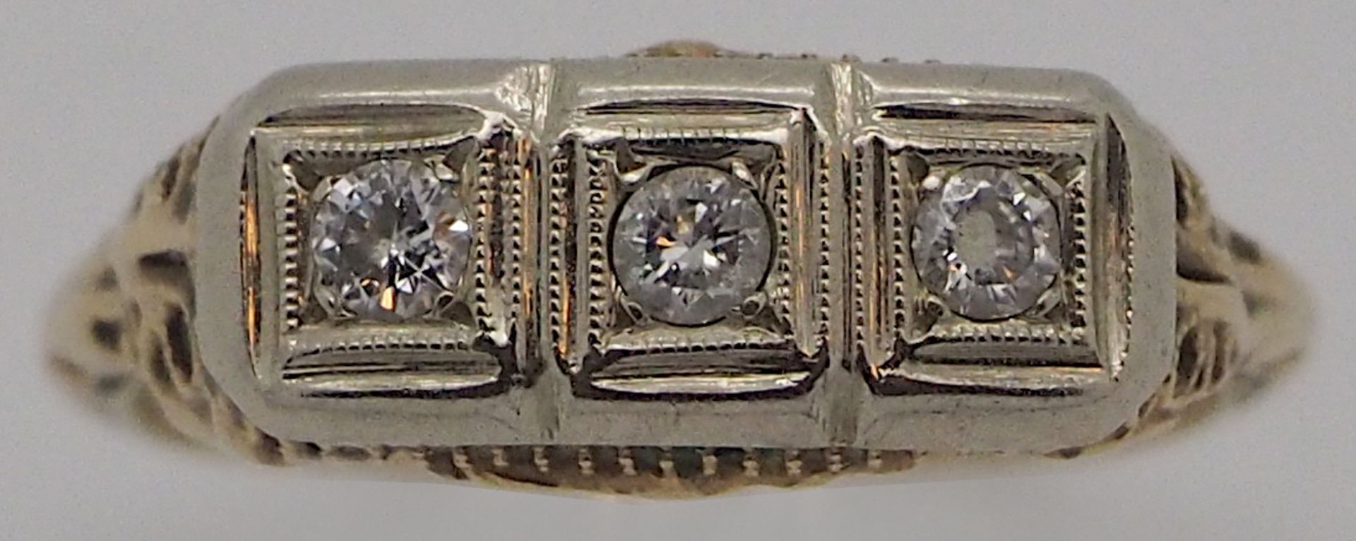 1 Damenring undeutl. gest. wohl GG 14ct. 3 kleine Altschliffbrill. Ringgröße ca. 58