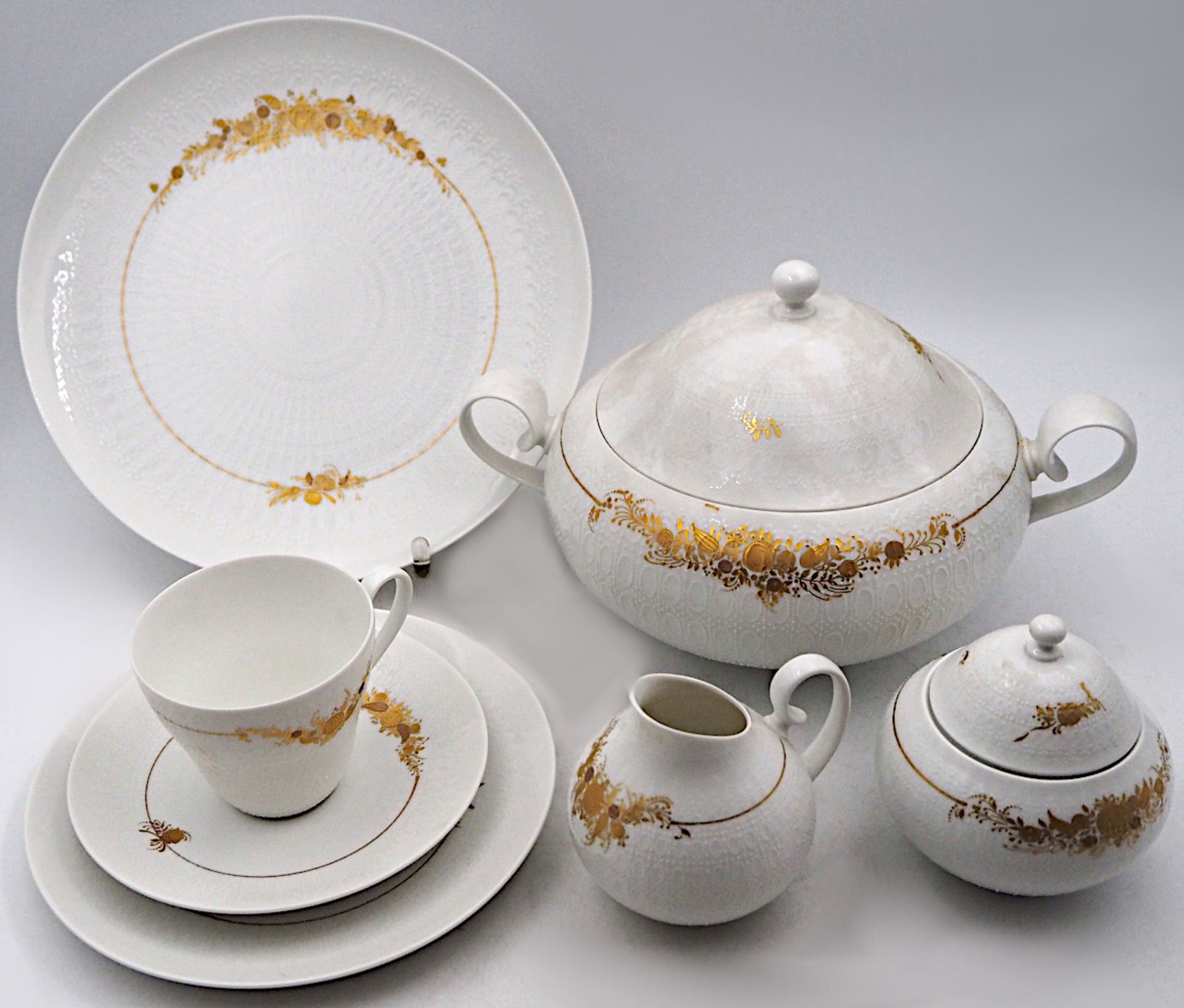 1 Speise-/Kaffeeservice Porzellan ROSENTHAL "Romanze in Gold" Design: Björn WIINBLAD, <br /