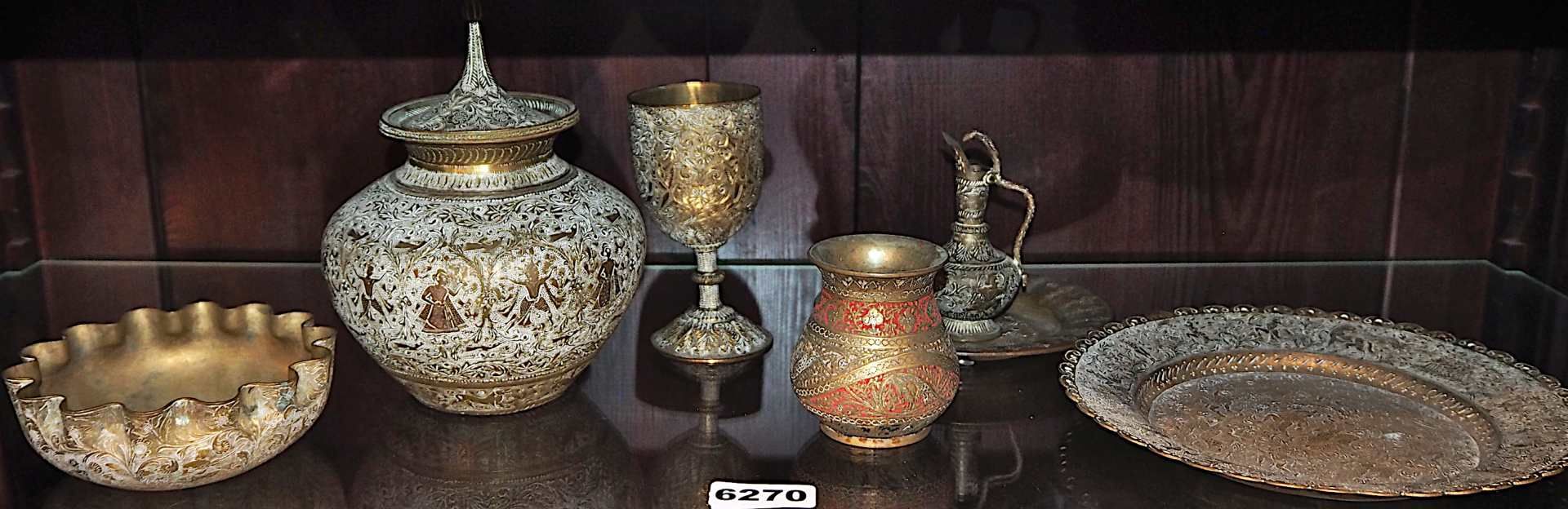 1 Konv. Metallobjekte mit orientalischem Dekor, wohl 20. Jh., z.T. messingfarben Decke - Bild 3 aus 3