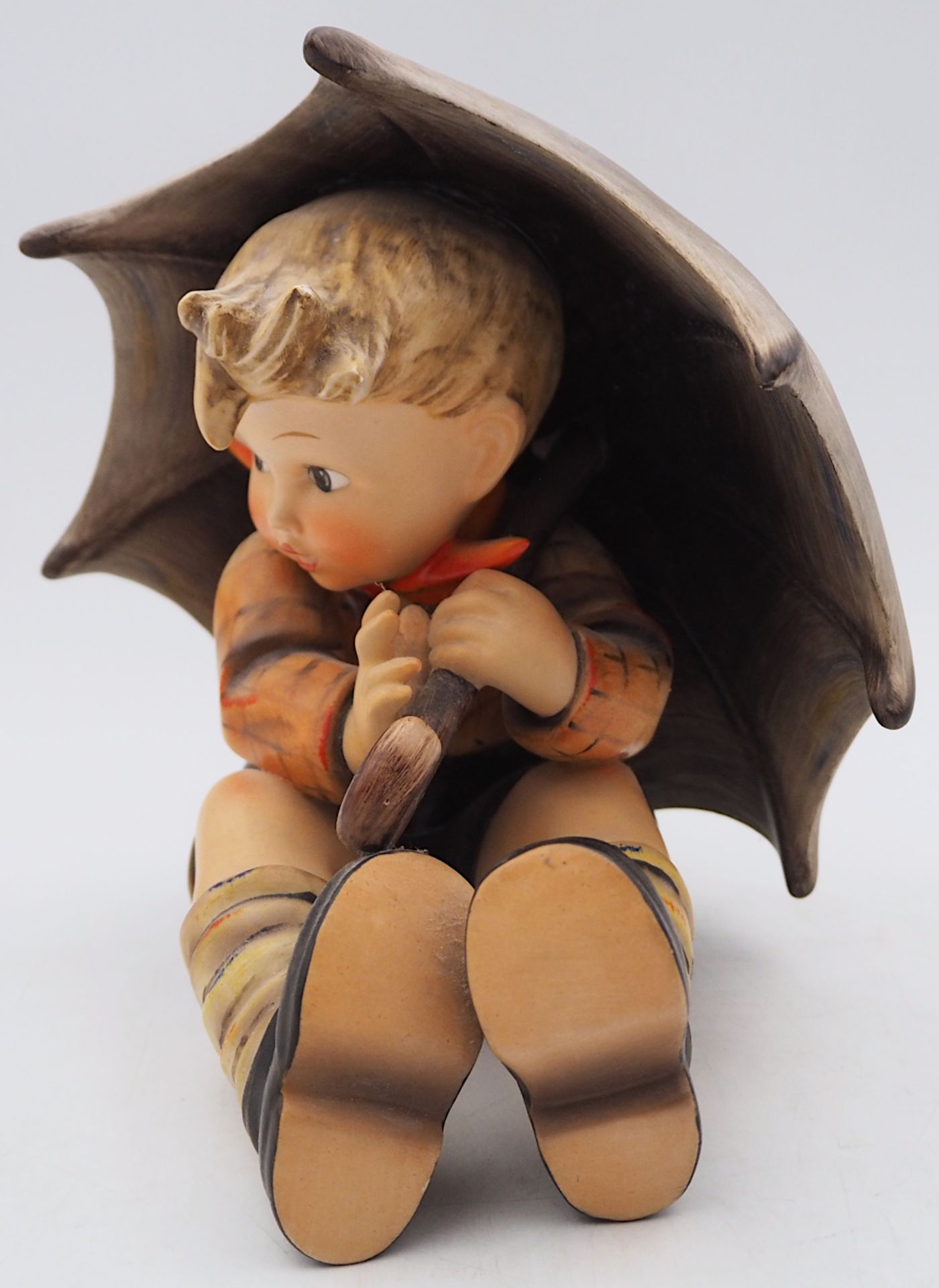 1 Hummelfigur GOEBEL "Knabe unter Schirm/Geborgener Junge" wohl 1960er Jahre Porzellan - Bild 2 aus 5