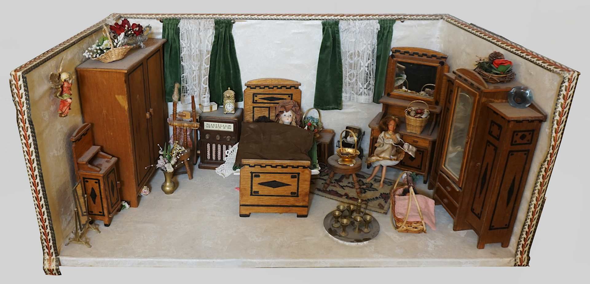 4 Puppenstuben 20. Jh., je mit Einrichtung Schlafzimmer im Stile der 1930er Jahre: Mö - Bild 3 aus 4