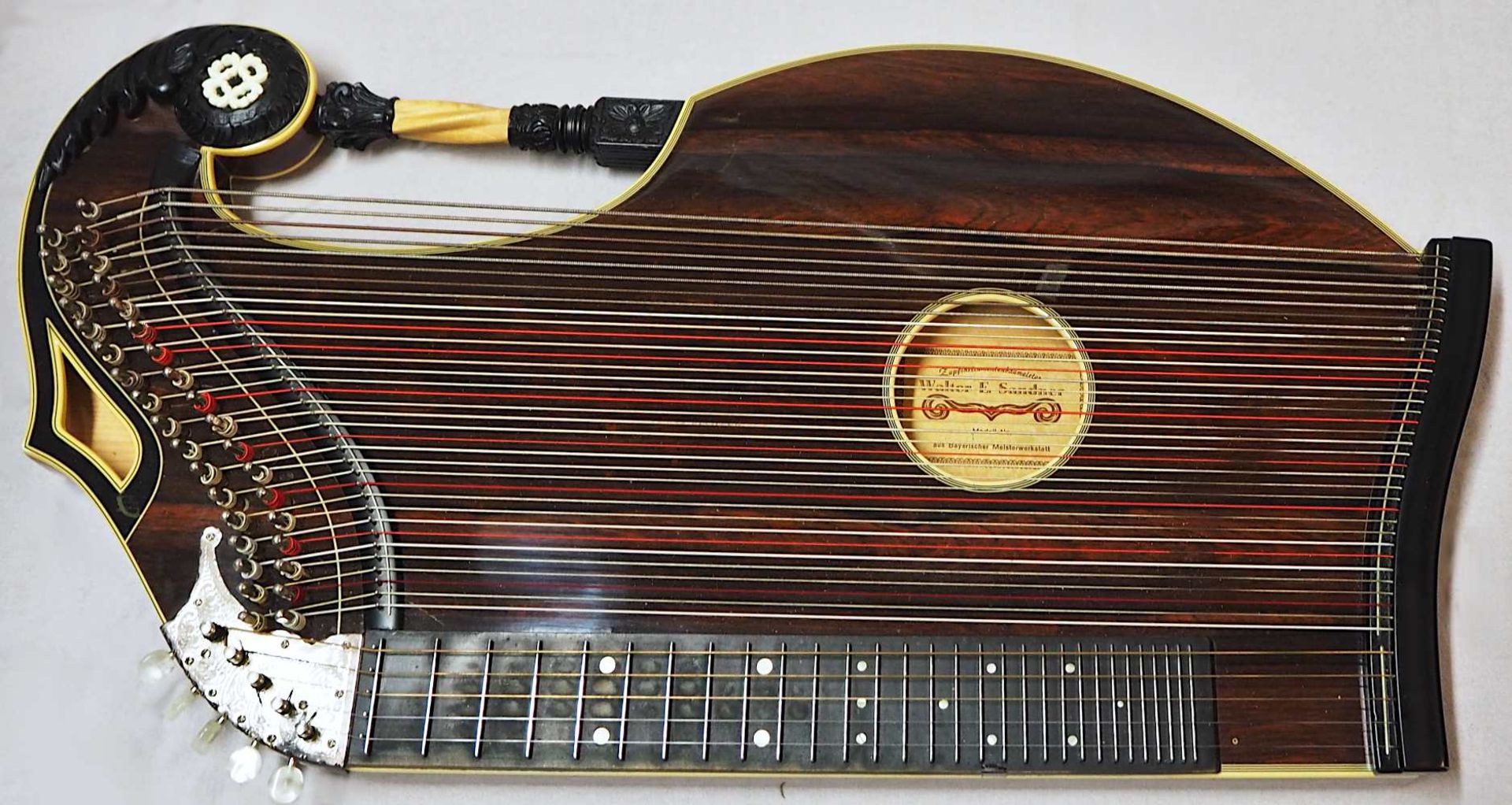 1 bayerische Harfen-Zither auf Klebezettel bezeichnet "Walter E. SANDNER" 40-saitig, w - Bild 2 aus 4