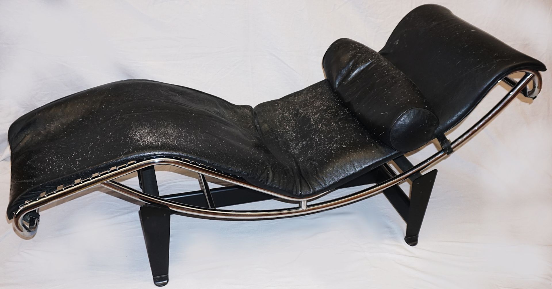 1 Liege nach dem Modell CASSINA LC4 von LE CORBUSIER (wohl Charles-Édouard JEANNERET-