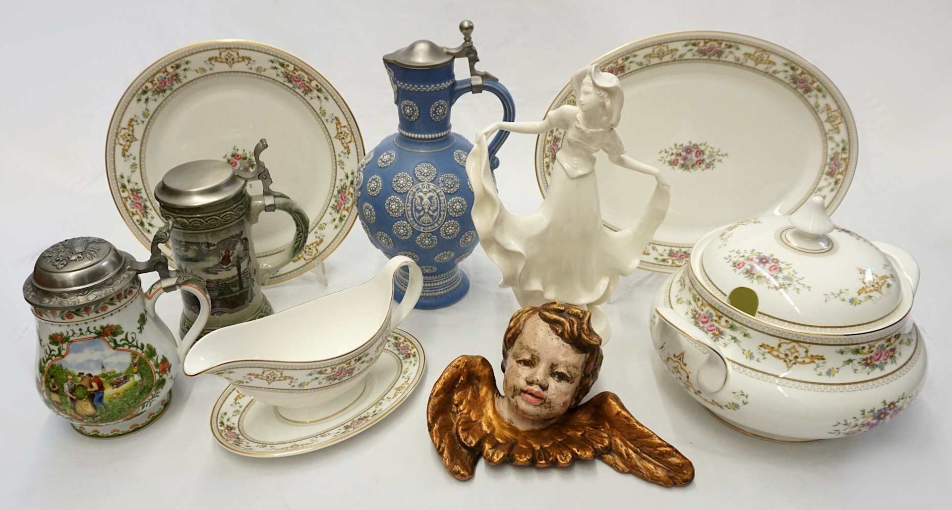 1 Konv.: Speiseservice Porzellan ROYAL DOULTON „Alton“ weißer Fond mit Blumendeko