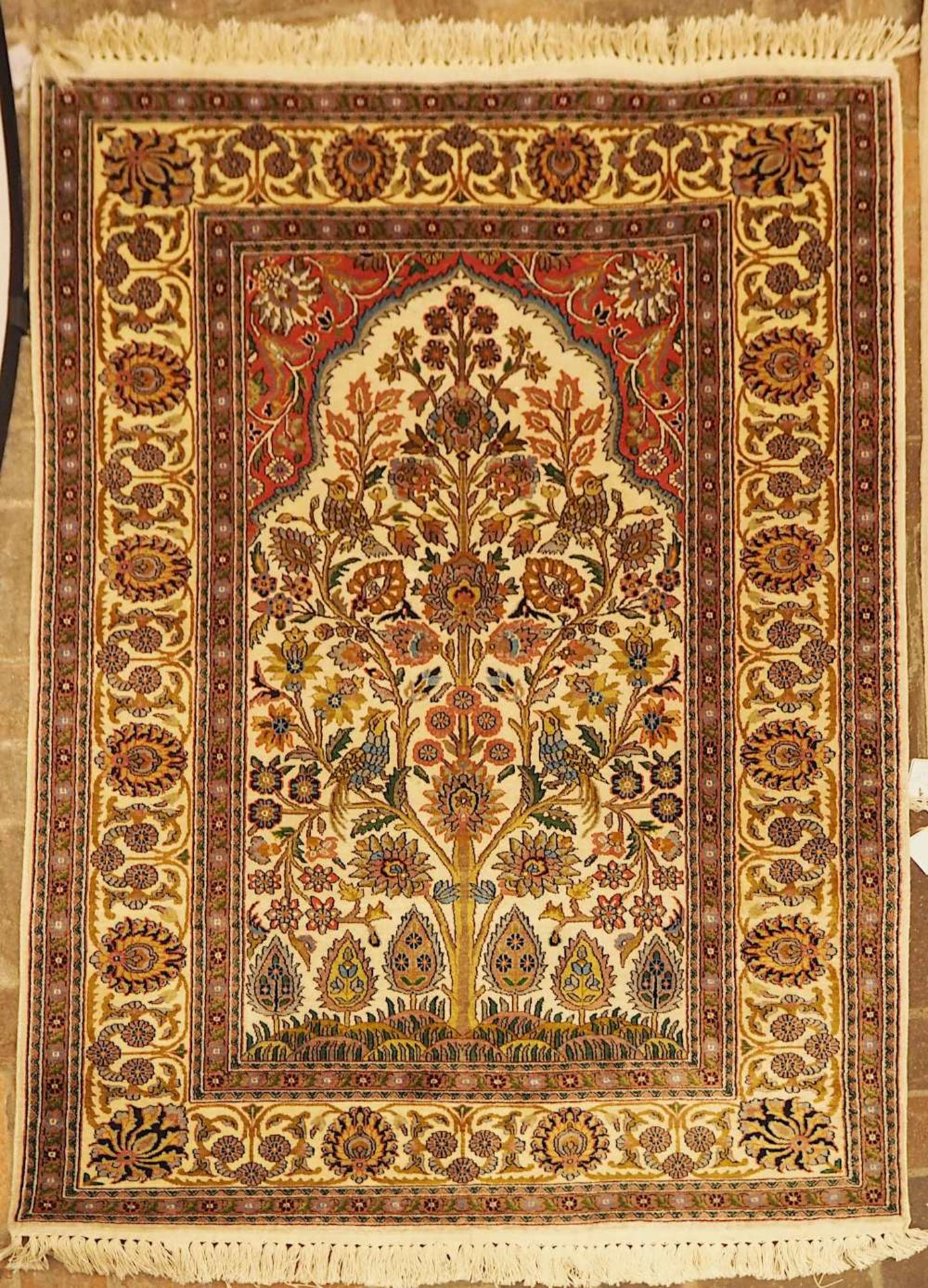 1 Orientteppich Mittelfeld beigegrundig "Lebensbaum-Motiv in Mihrab-Nische", 20. Jh. R