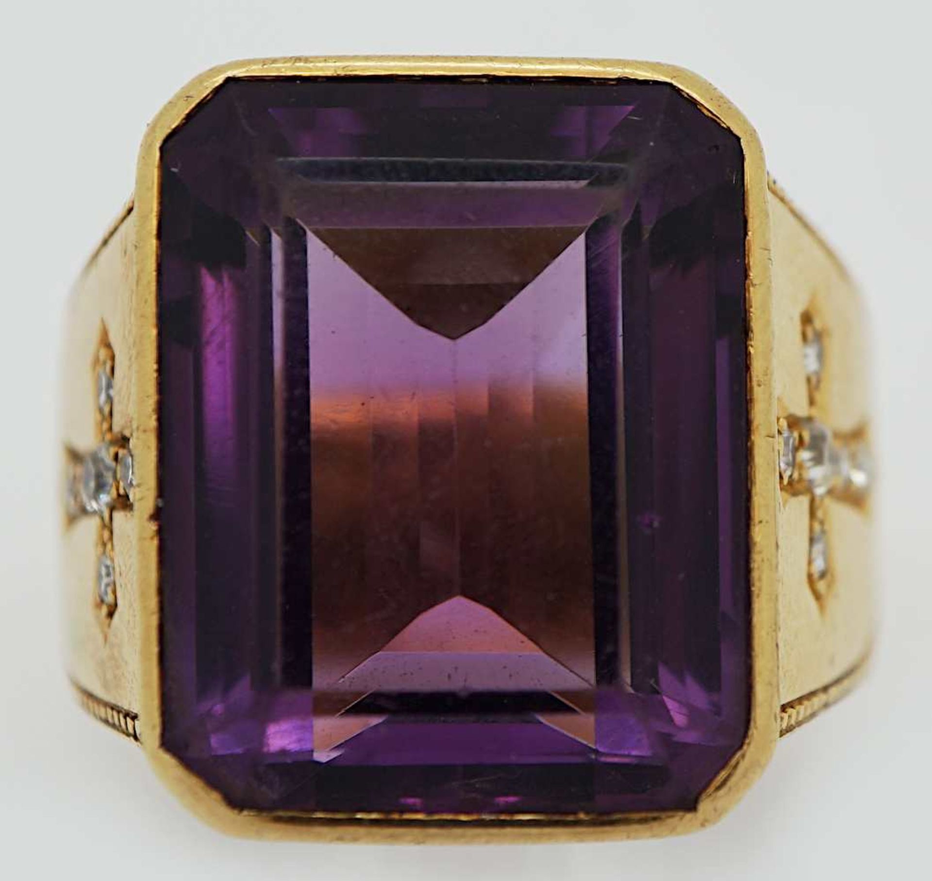 1 Herrenring GG 18ct. Amethyst Brill. Kreuzdarstellung an der Seite m. kleinem Andenkenfach min.