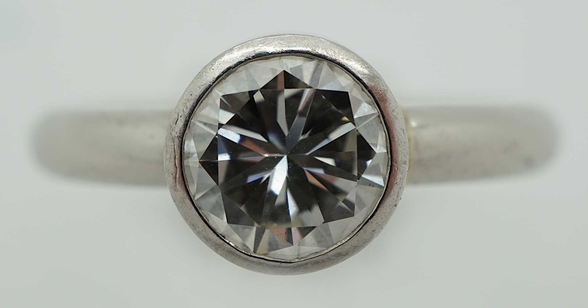 1 Ring Platin Solitärbrill. lt. EL ca. 1,09ct. lt. Brillantschiene ca. 1,4ct.(?) Ring