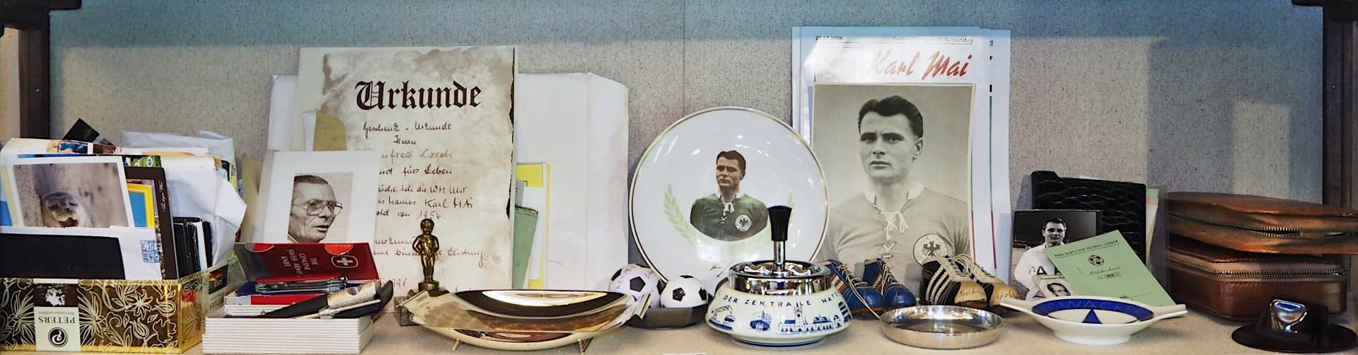 1 große Sammlung Fußball-/Memorabilia des Fußballspielers Karl "Charly" MAI (1928-1993): - Bild 2 aus 6