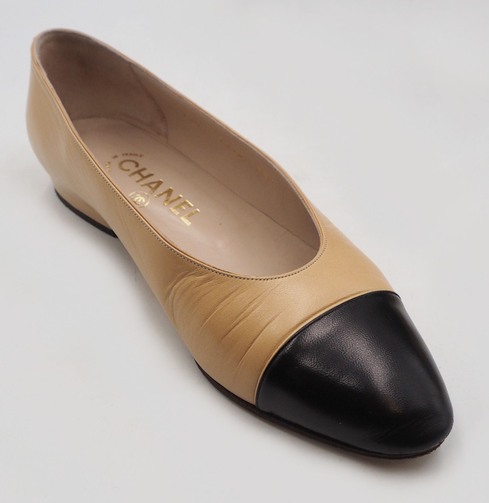 1 Paar Ballerinas CHANEL beige/schwarz ca. Gr. 38,5, im Originalkarton mit 2 Staubbeut - Image 2 of 4