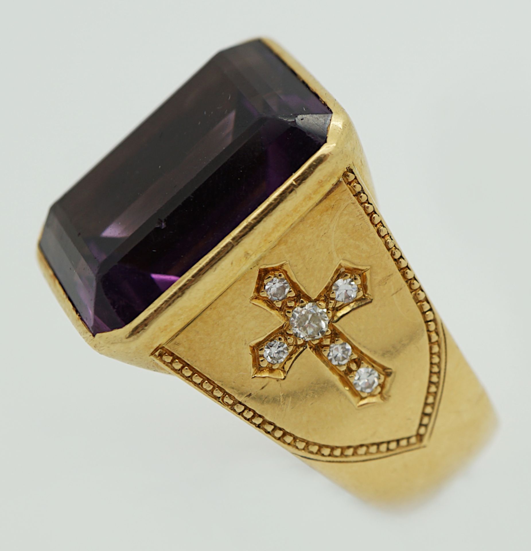 1 Herrenring GG 18ct. Amethyst Brill. Kreuzdarstellung an der Seite m. kleinem Andenkenfach min. - Image 2 of 2