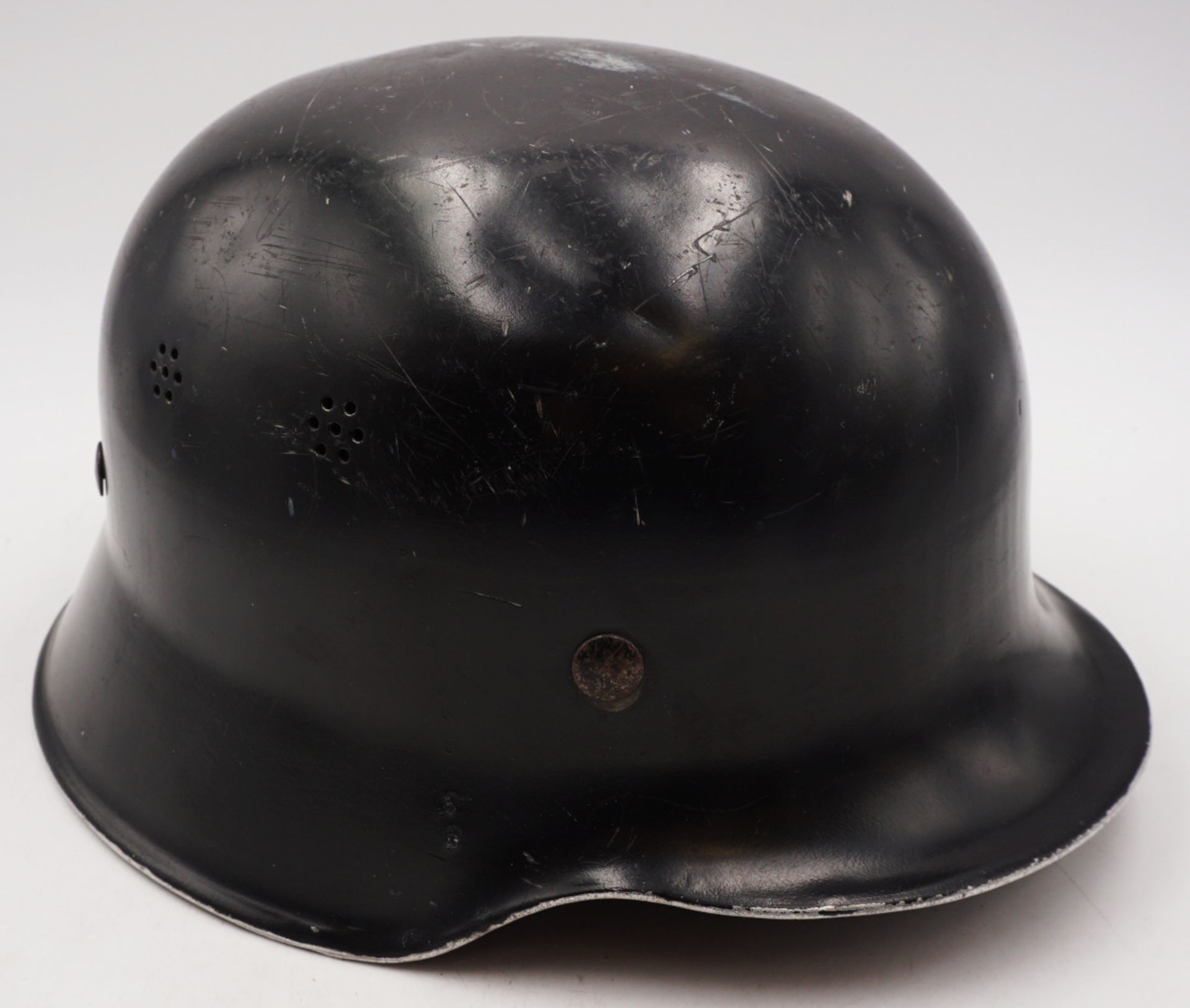 1 Feuerwehrhelm wohl um 1940 schwarz lackiert Ledereinsatz min. besch., H ca. 15cm sow - Image 2 of 4