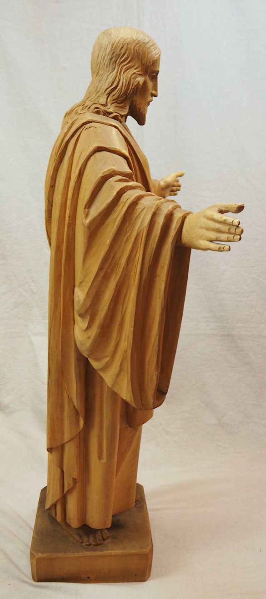 1 Figur Holz unbemalt "Christus" 20. Jh. rückseitig zugeschr. Guido MAYR, Oberammergau <br - Bild 2 aus 4