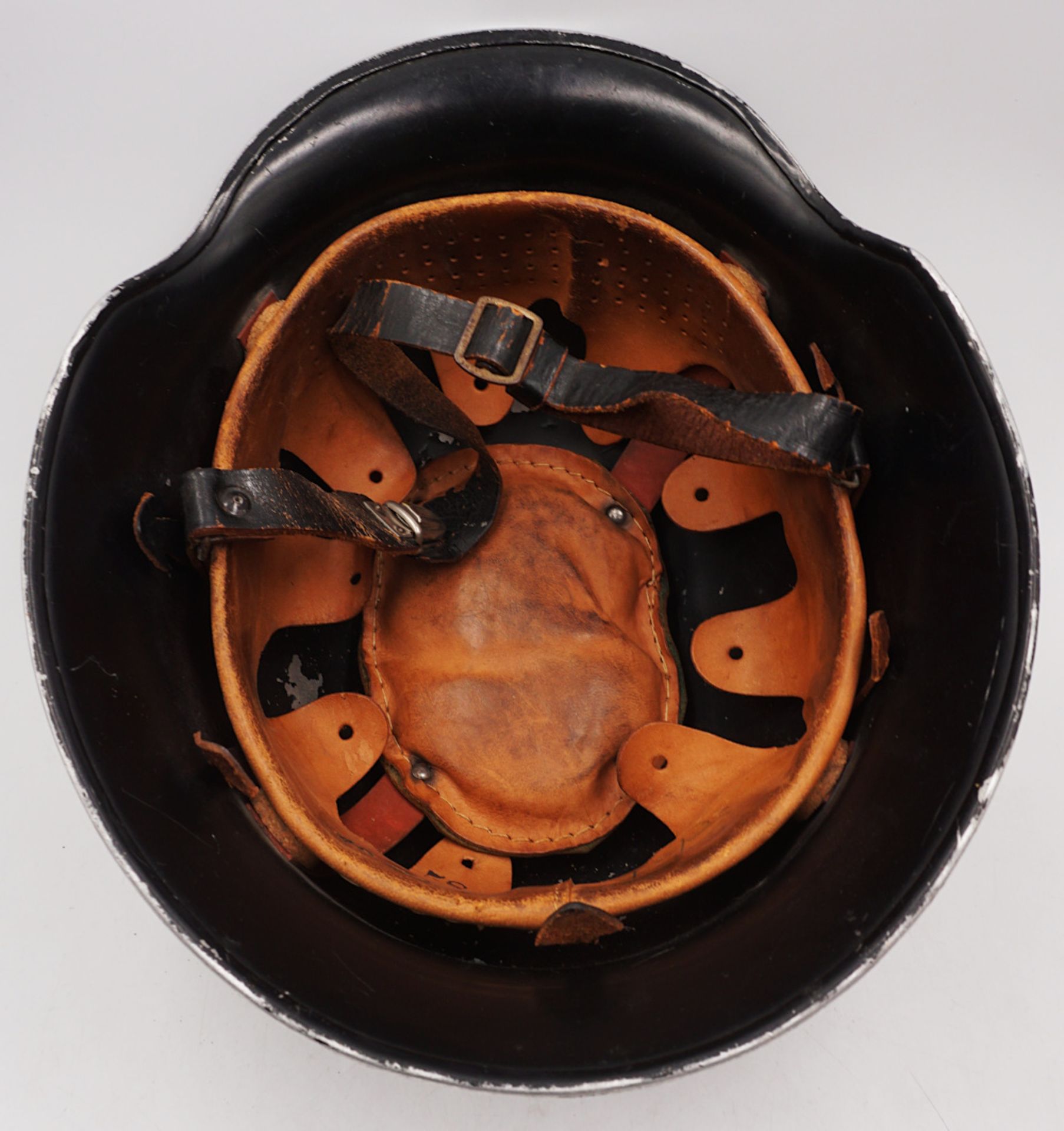 1 Feuerwehrhelm wohl um 1940 schwarz lackiert Ledereinsatz min. besch., H ca. 15cm sow - Image 3 of 4