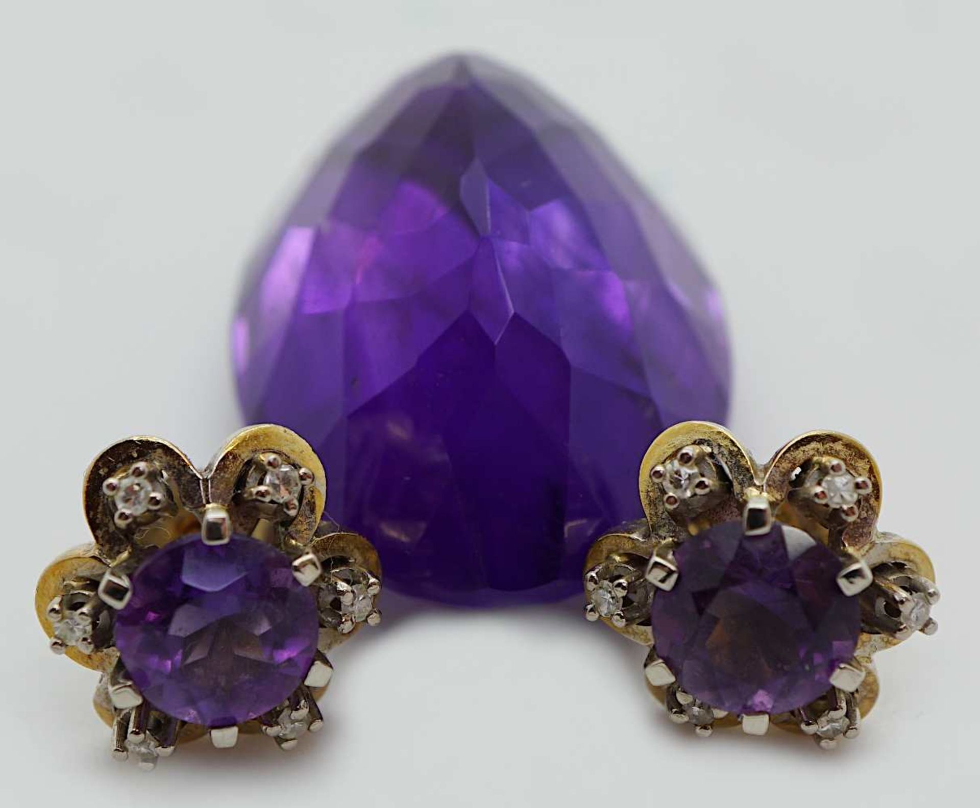 1 Paar Ohrstecker GG 14ct. Amethyst Brill. sowie 1 loser Stein Amethyst