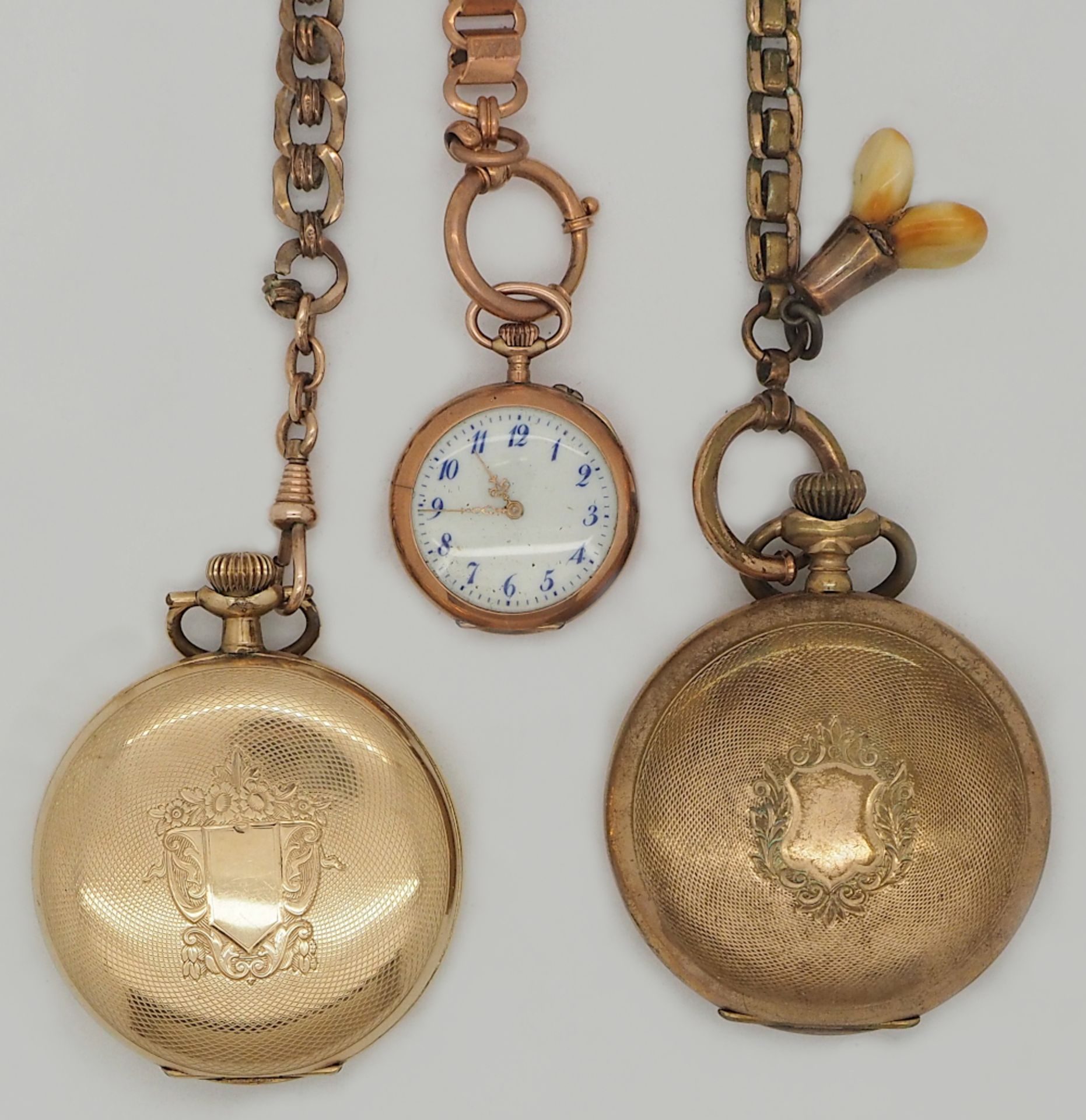 2 Herrentaschenuhren sowie 1 Damentaschenuhr je verg. je um 1900 sowie 2 Uhrenketten verg. 1 Uhr