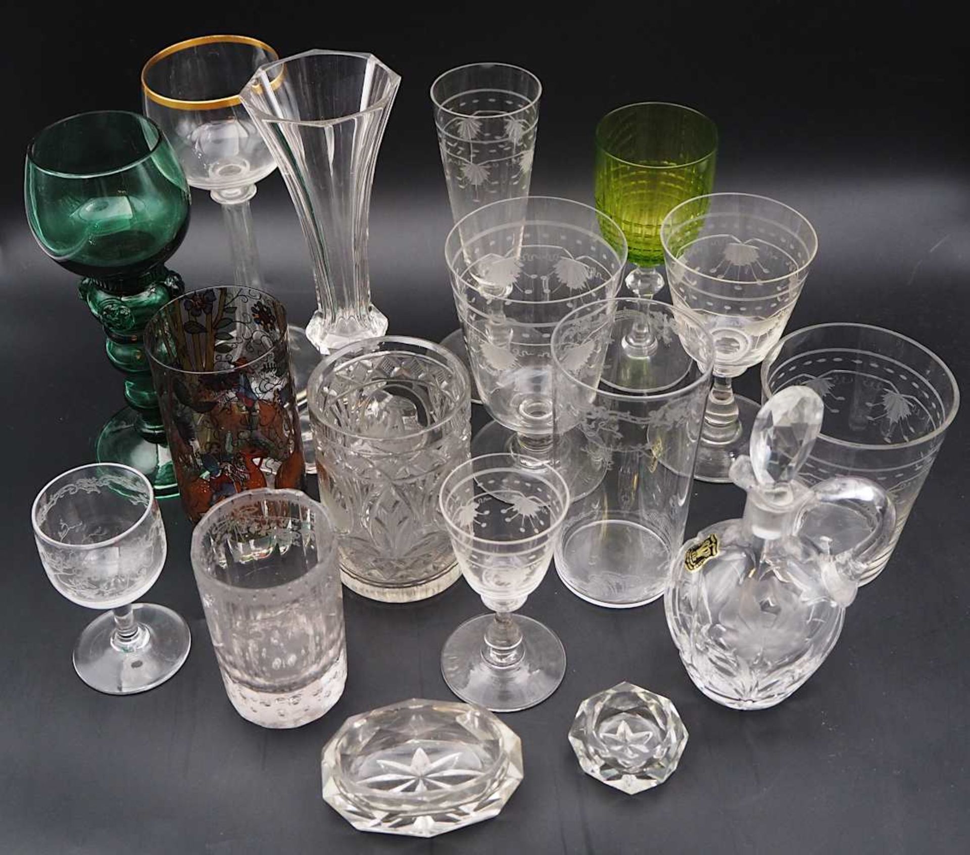 1 großes Konvolut Glas/Kristall 20. Jh. z.T. geschliffen z.T. farbig gefasst/bemalt v