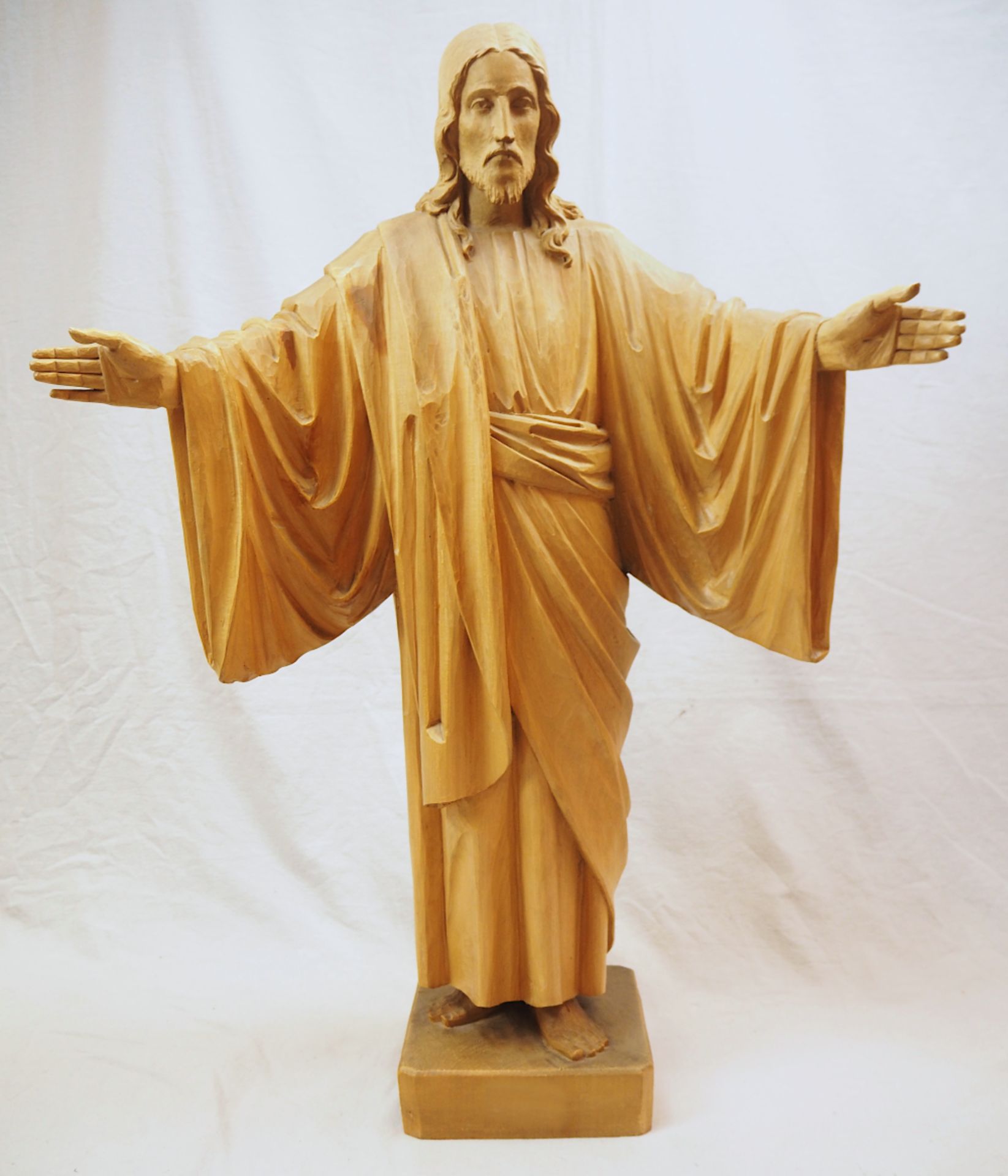 1 Figur Holz unbemalt "Christus" 20. Jh. rückseitig zugeschr. Guido MAYR, Oberammergau <br