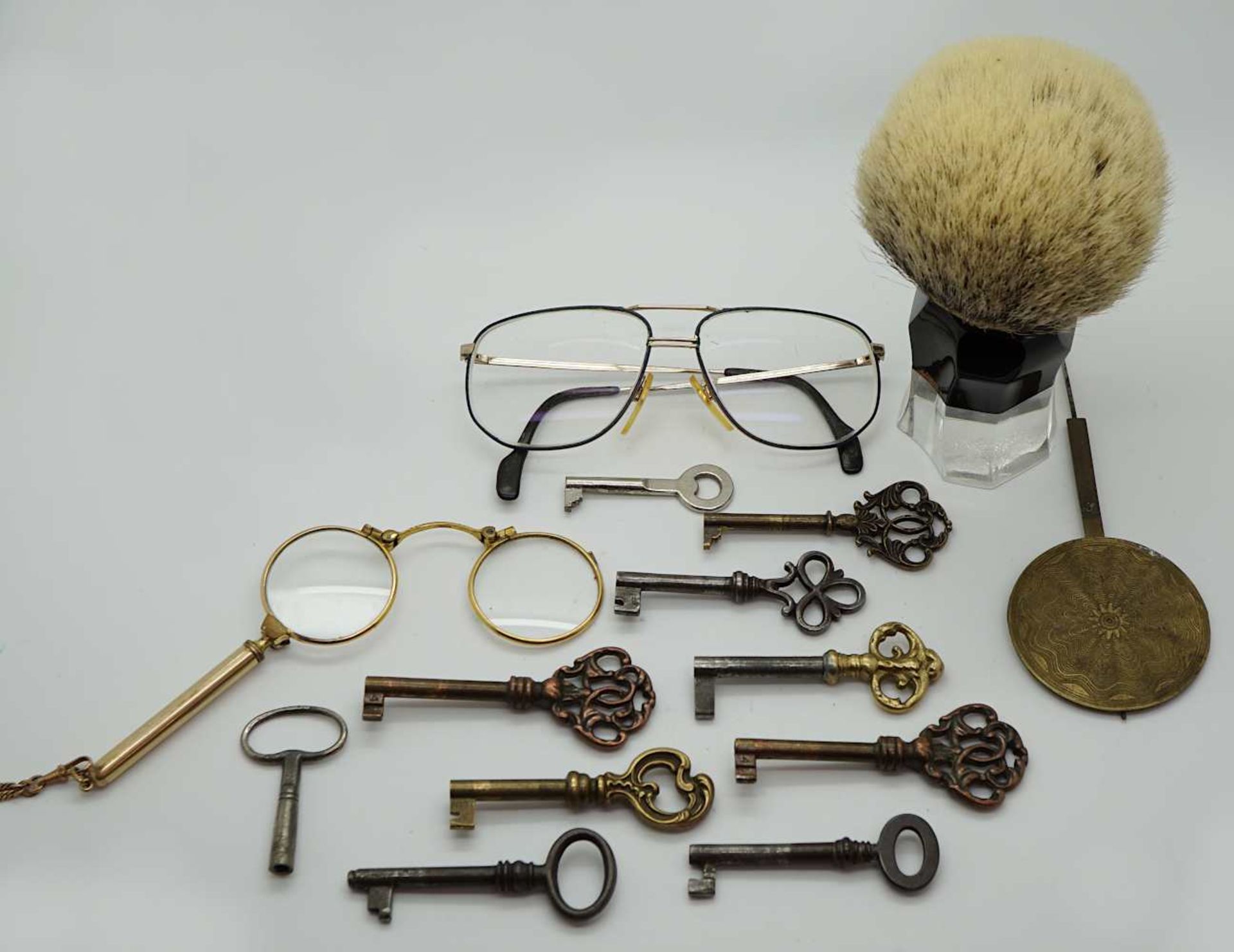1 Konv. diverse Objekte Schlüssel, Brille, Lorgnon jew. Gsp.