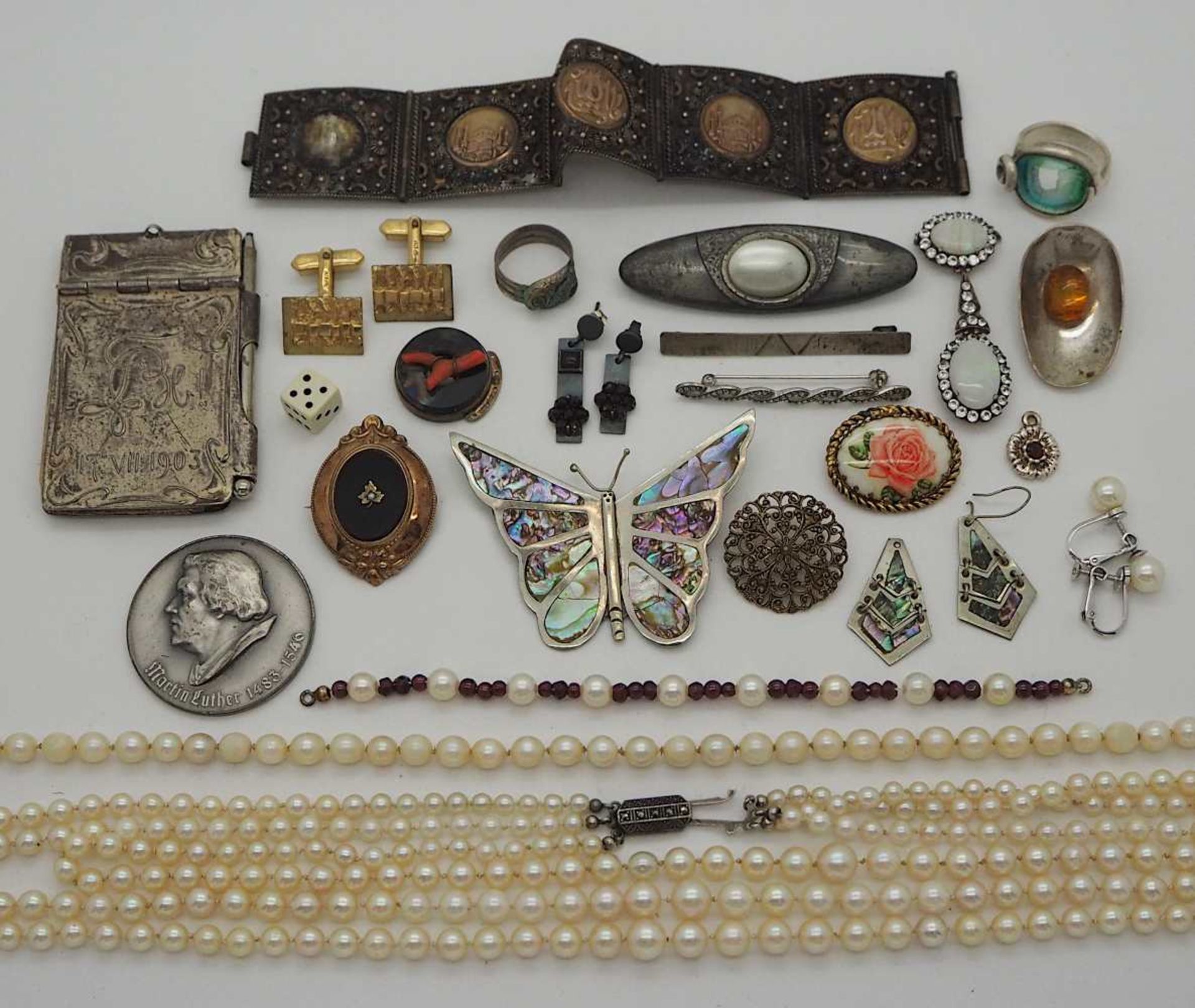 1 Konv. Schmuck Si. Mode u.a. z.T. um 1900 Korallen u.a. sowie 1 Brosche Biedermeier z.T. besch.